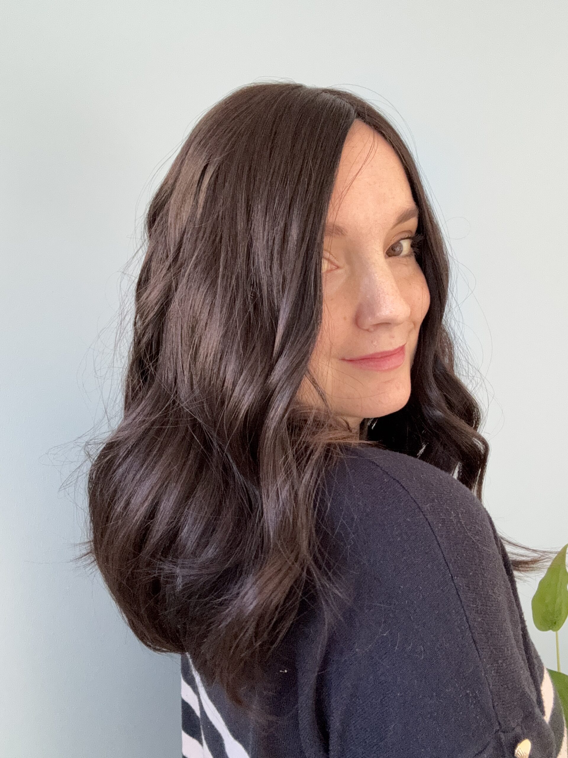 Volumateur capillaire en cheveux naturels chatains très foncés. Idéal pour alopécie, cheveux fins ou clairsemés. Solution chute de cheveux.