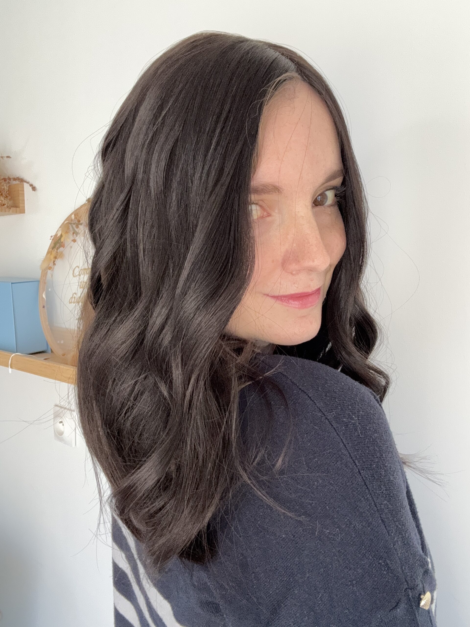 Volumateur capillaire en cheveux naturels chatains très foncés. Idéal pour alopécie, cheveux fins ou clairsemés. Solution chute de cheveux.