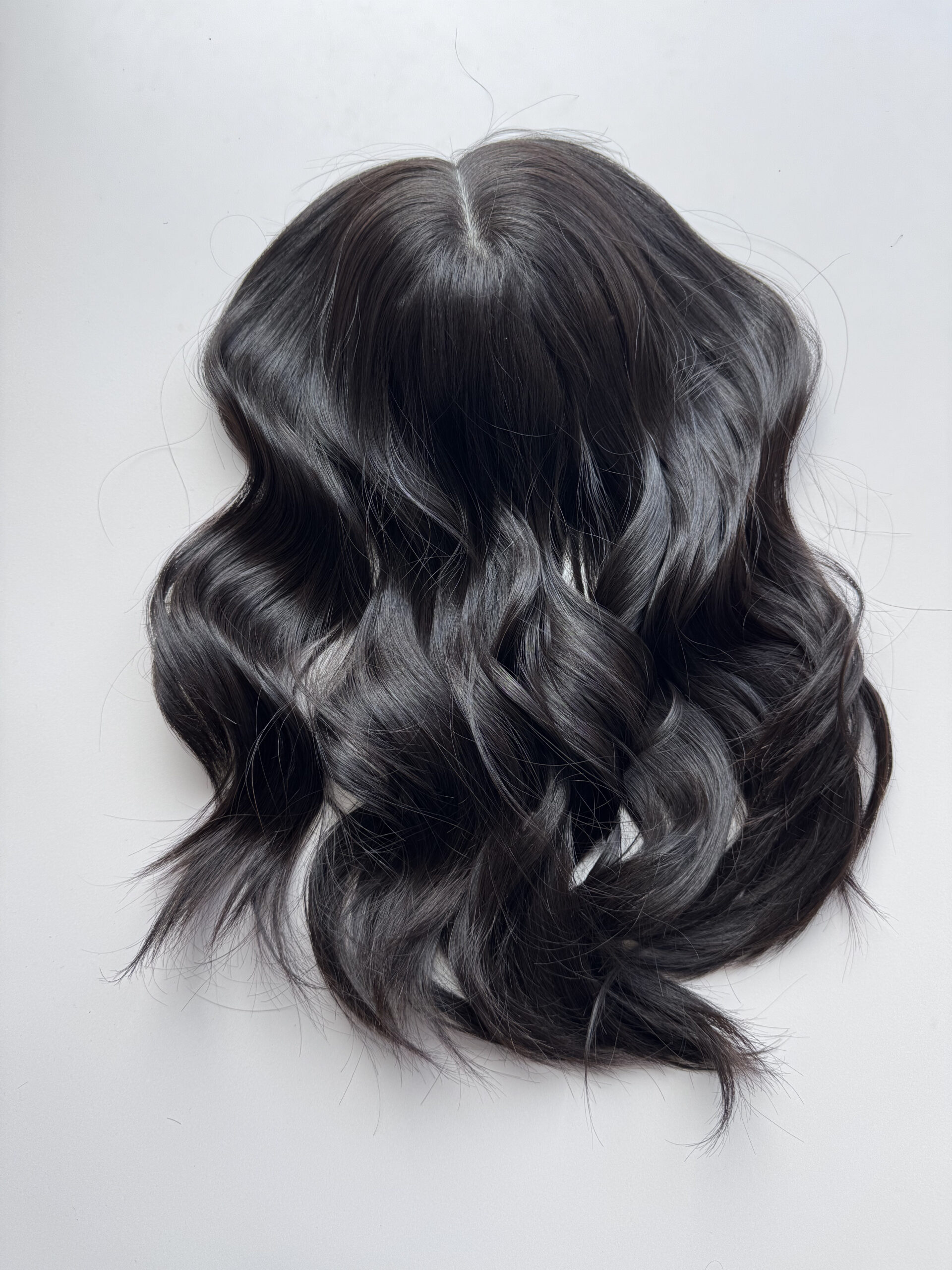 Volumateur capillaire en cheveux naturels chatains très foncés. Idéal pour alopécie, cheveux fins ou clairsemés. Solution chute de cheveux.