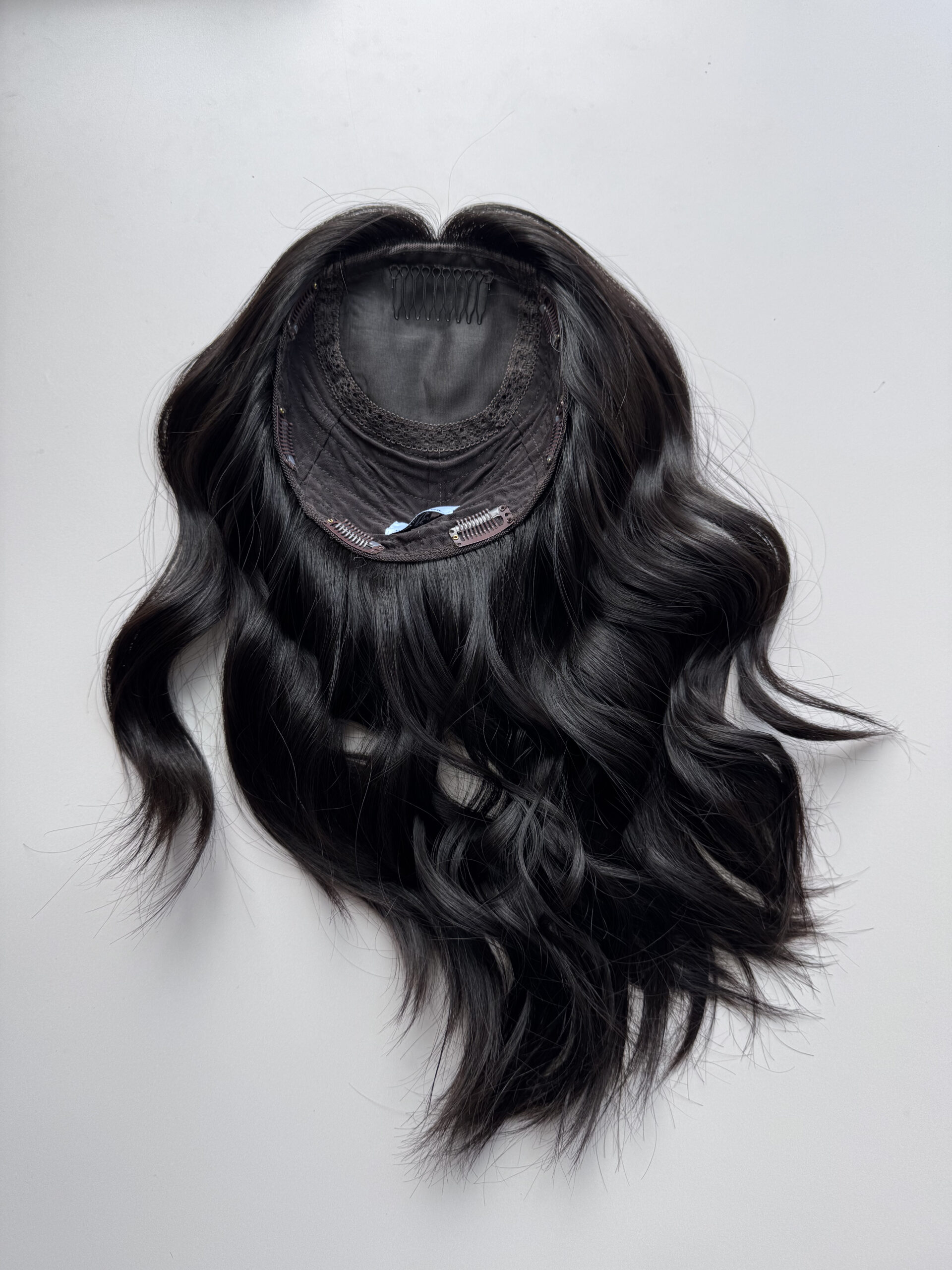 Volumateur capillaire en cheveux naturels chatains très foncés. Idéal pour alopécie, cheveux fins ou clairsemés. Solution chute de cheveux.