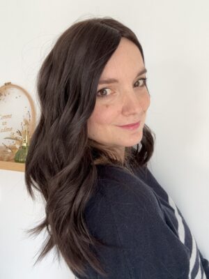 Volumateur capillaire en cheveux naturels chatains foncés. Idéal pour alopécie, cheveux fins ou clairsemés. Solution chute de cheveux.