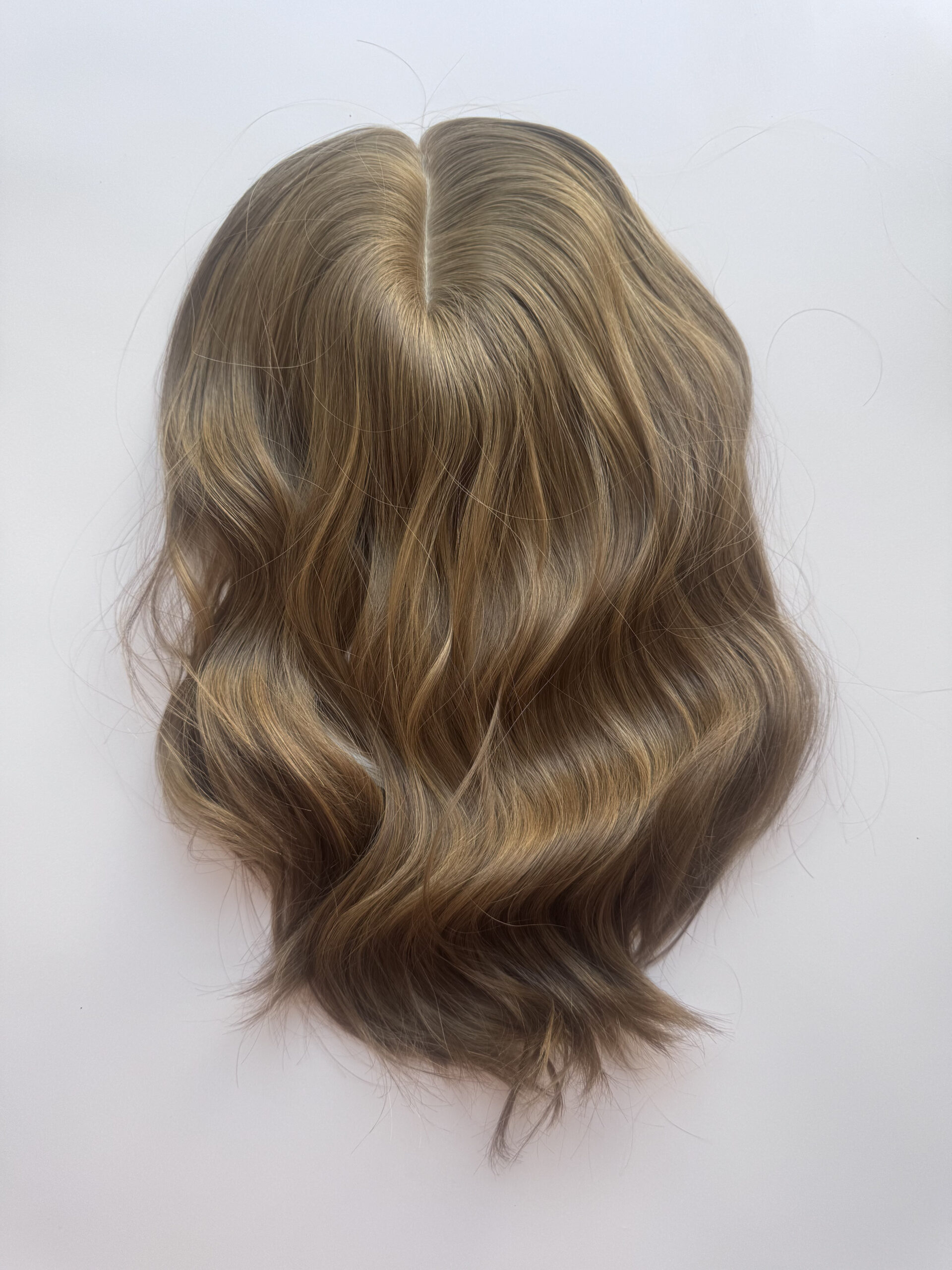 Volumateur capillaire en cheveux naturels. Solution pour perte de cheveux et alopécie.