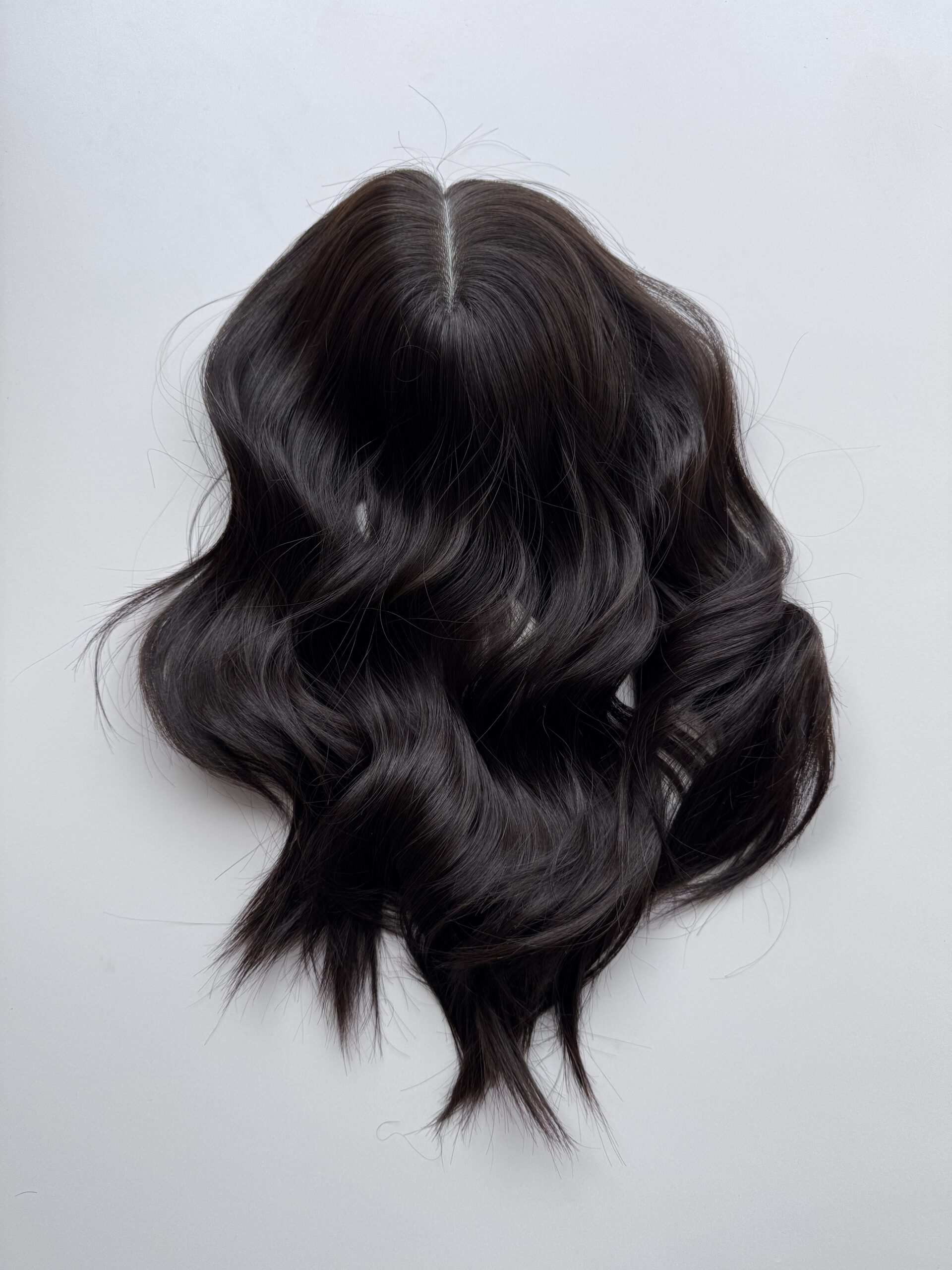 Volumateur capillaire en cheveux naturels chatains foncés. Idéal pour alopécie, cheveux fins ou clairsemés. Solution chute de cheveux.