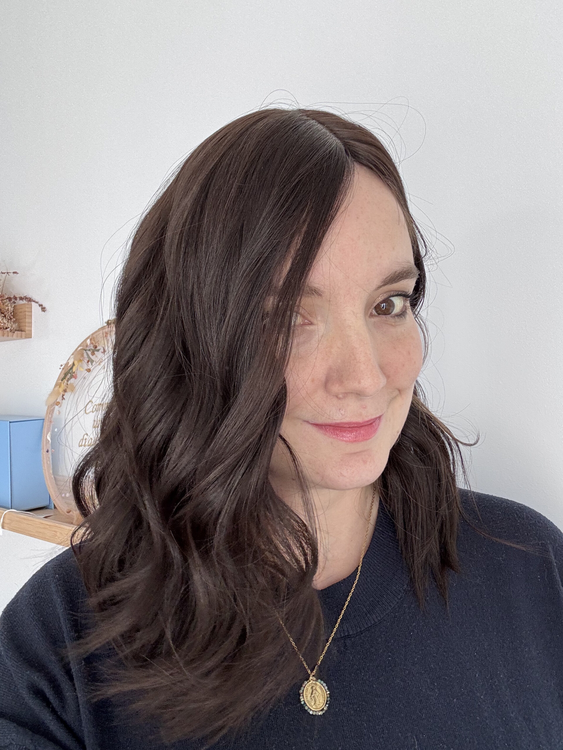 Volumateur capillaire en cheveux naturels chatains foncés. Idéal pour alopécie, cheveux fins ou clairsemés. Solution chute de cheveux.