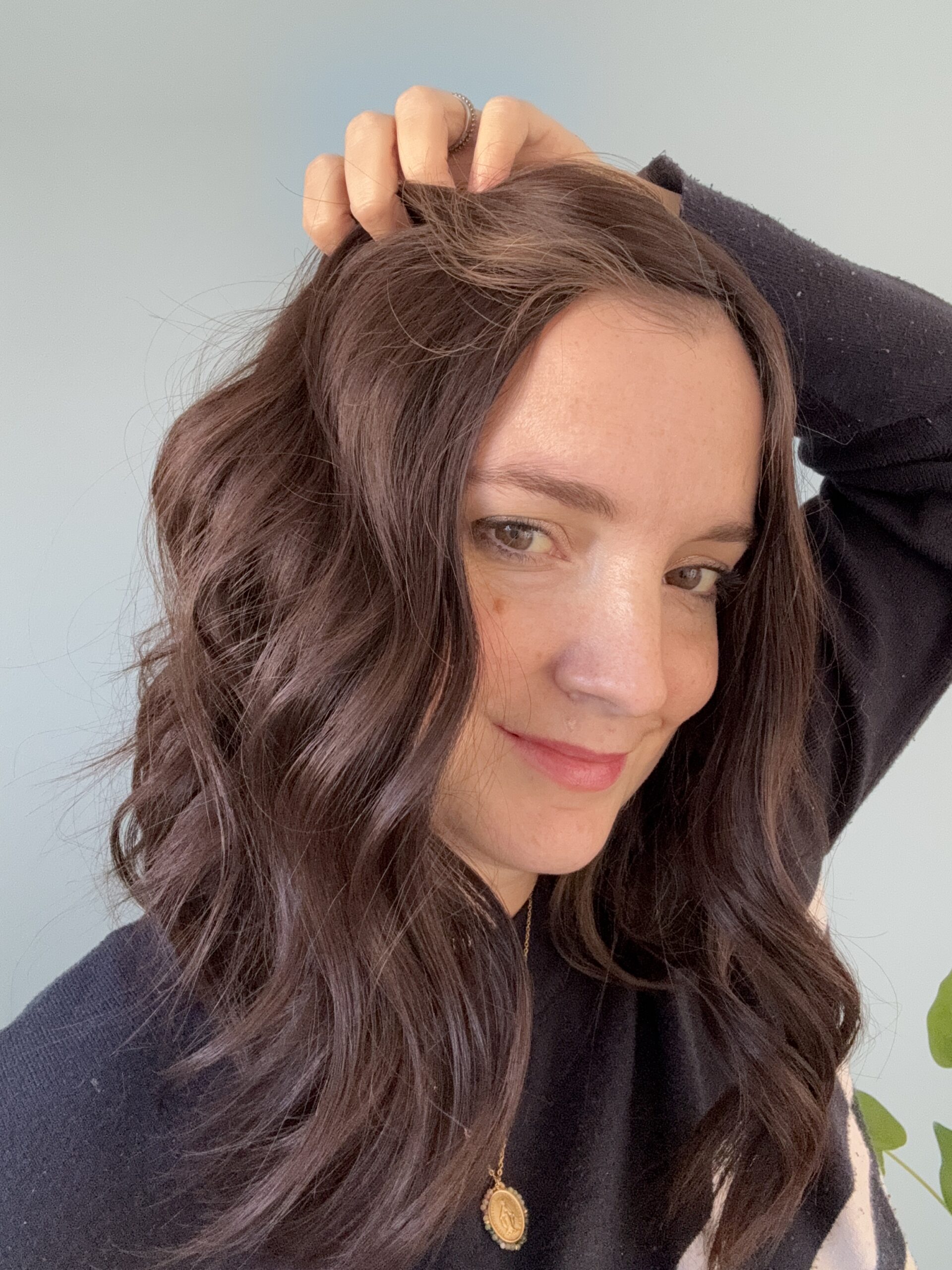 Volumateur capillaire en cheveux naturels chatains foncés. Idéal pour alopécie, cheveux fins ou clairsemés. Solution chute de cheveux.