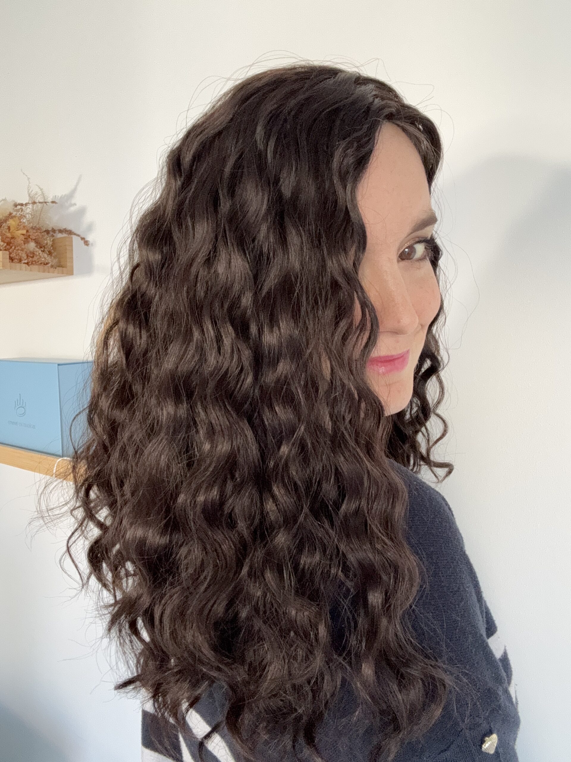 Volumateur capillaire bouclé en cheveux naturels chatains foncés. Idéal pour chute de cheveux. Solution chute de cheveux.