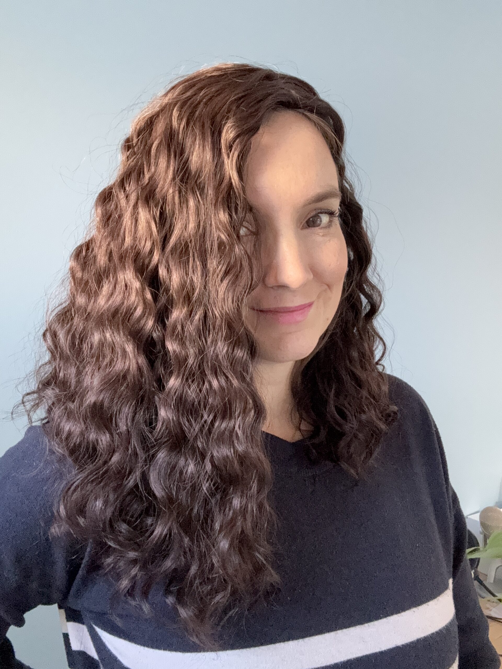 Volumateur capillaire bouclé en cheveux naturels chatains foncés. Idéal pour chute de cheveux. Solution chute de cheveux.