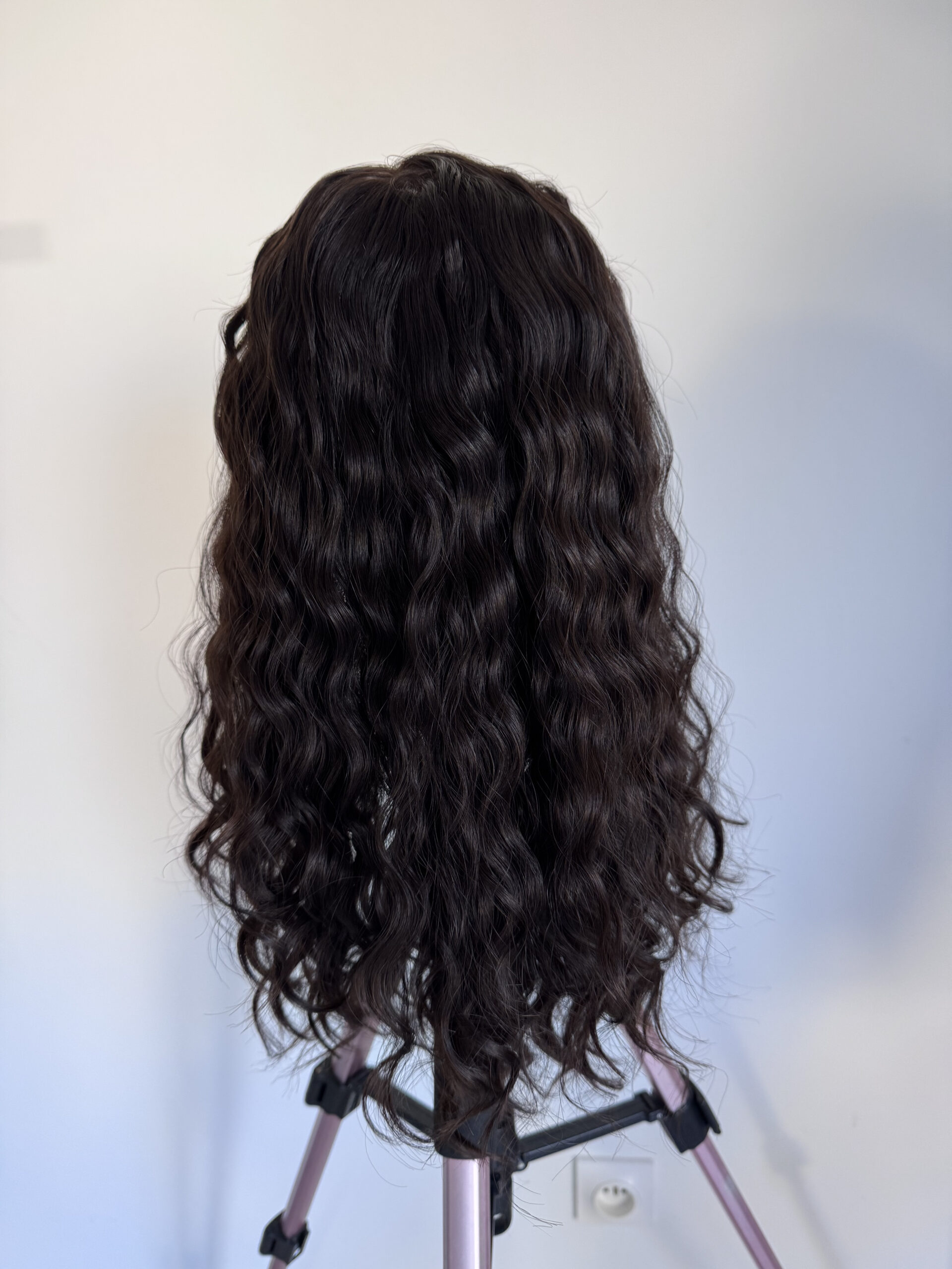 Volumateur capillaire bouclé en cheveux naturels chatains foncés. Idéal pour chute de cheveux. Solution chute de cheveux.