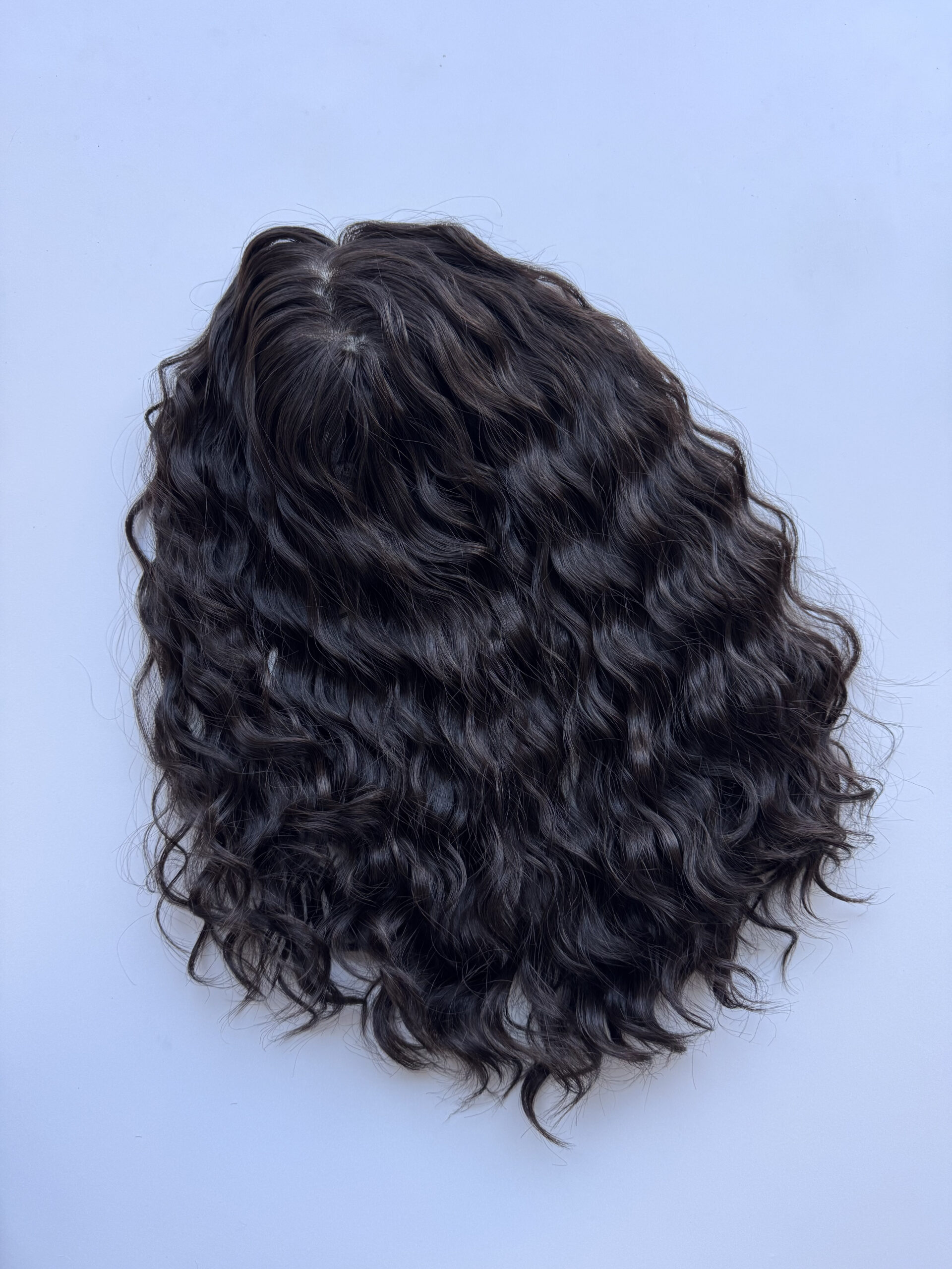 Volumateur capillaire bouclé en cheveux naturels chatains foncés. Idéal pour chute de cheveux. Solution chute de cheveux.