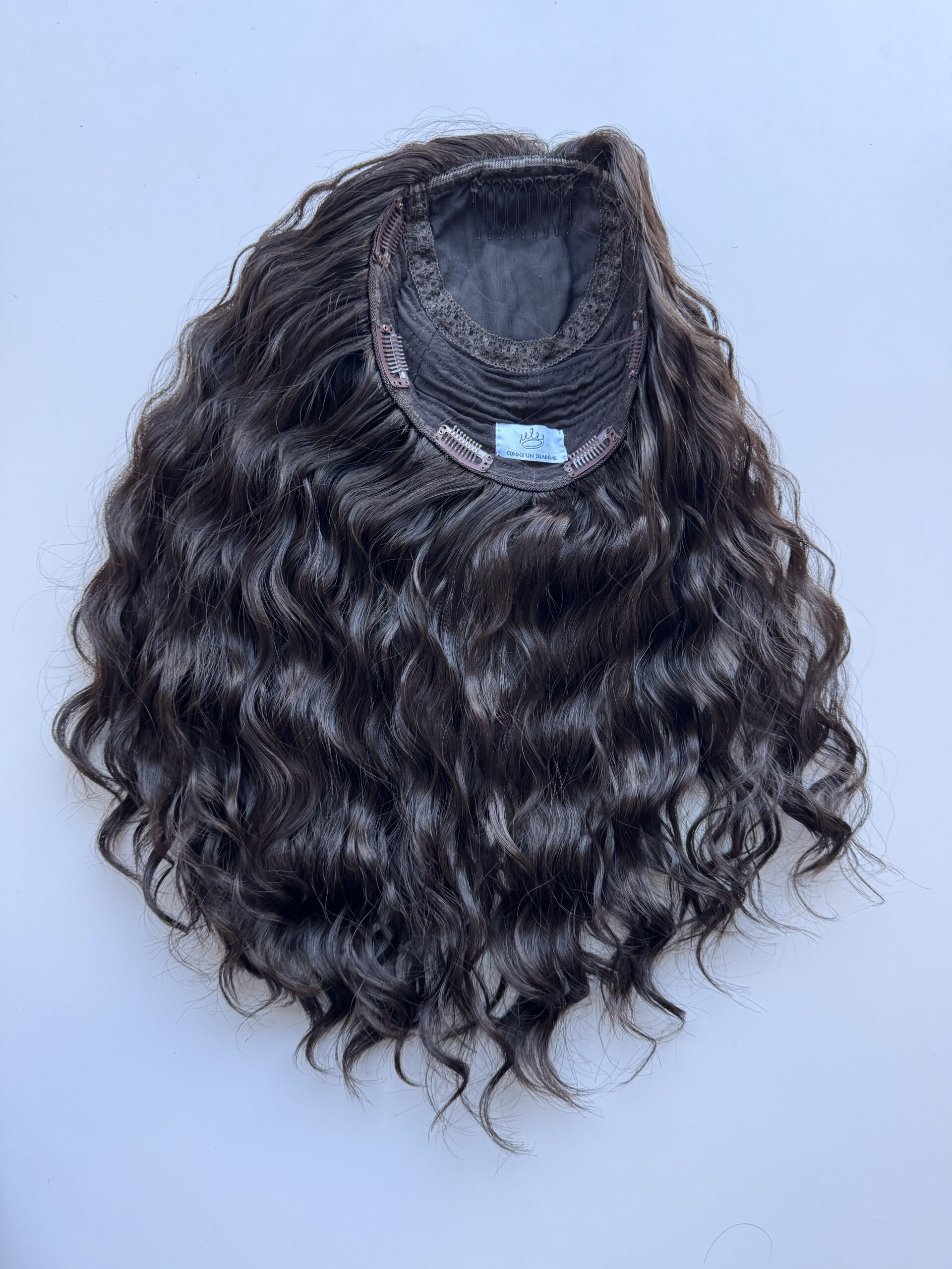 Volumateur capillaire bouclé en cheveux naturels chatains foncés. Idéal pour chute de cheveux. Solution chute de cheveux.