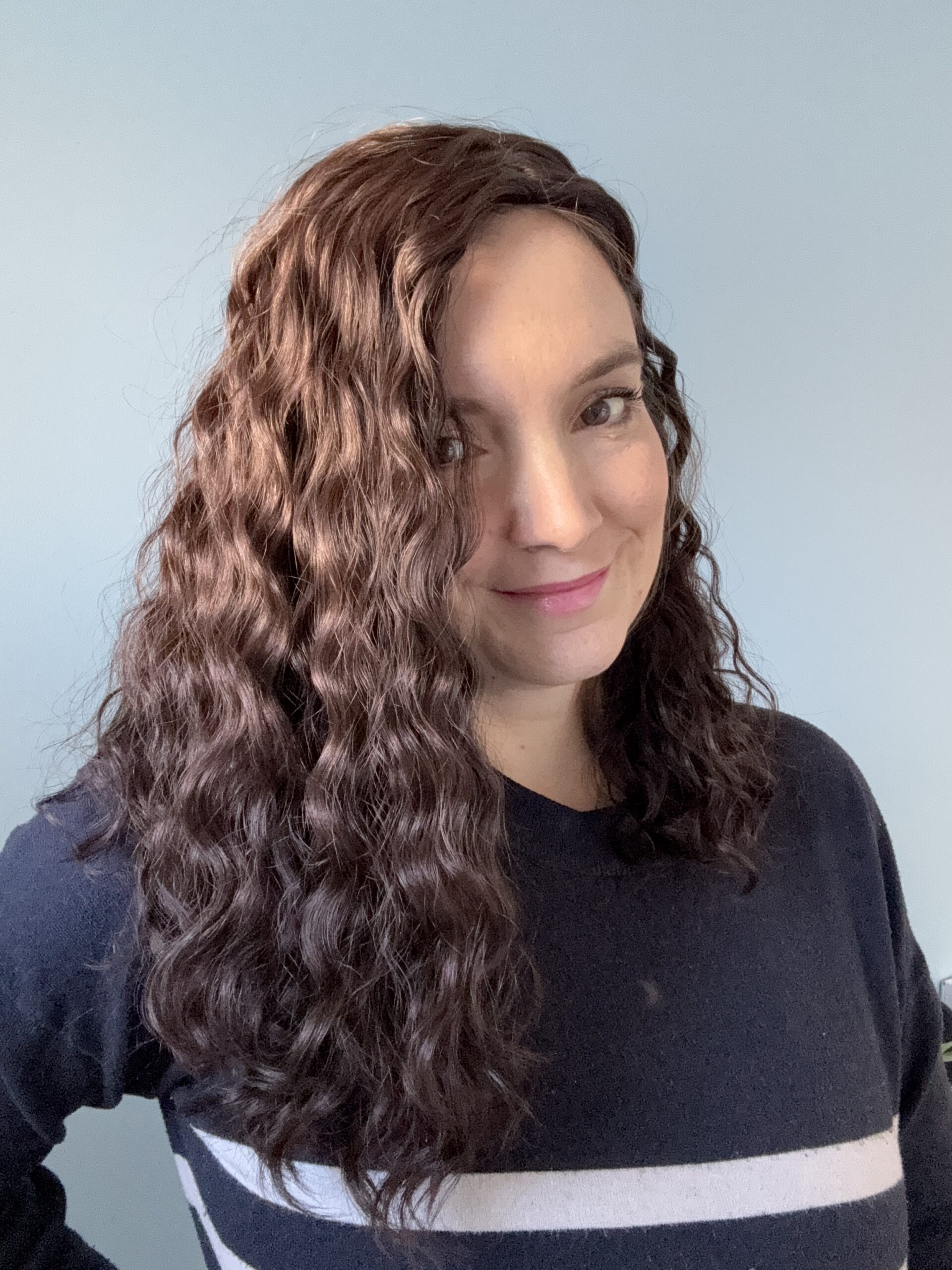 Volumateur capillaire bouclé en cheveux naturels chatains foncés. Idéal pour chute de cheveux. Solution chute de cheveux.