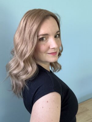 Thehair topper is made of natural hair. It is a golden blonde shade accented with subtle light blonde highlights.