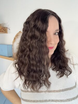Volumateur capillaire chatain foncé bouclé en cheveux naturels. Idéale pour alopécie, cheveux fins et clairsemés ou manque de densité.