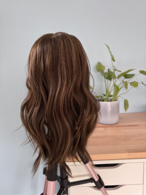 Volumateur châtain clair cendré pour alopécie androgénétique, chute de cheveux ou cheveux fins et clairsemés. Solution chute de cheveux.
