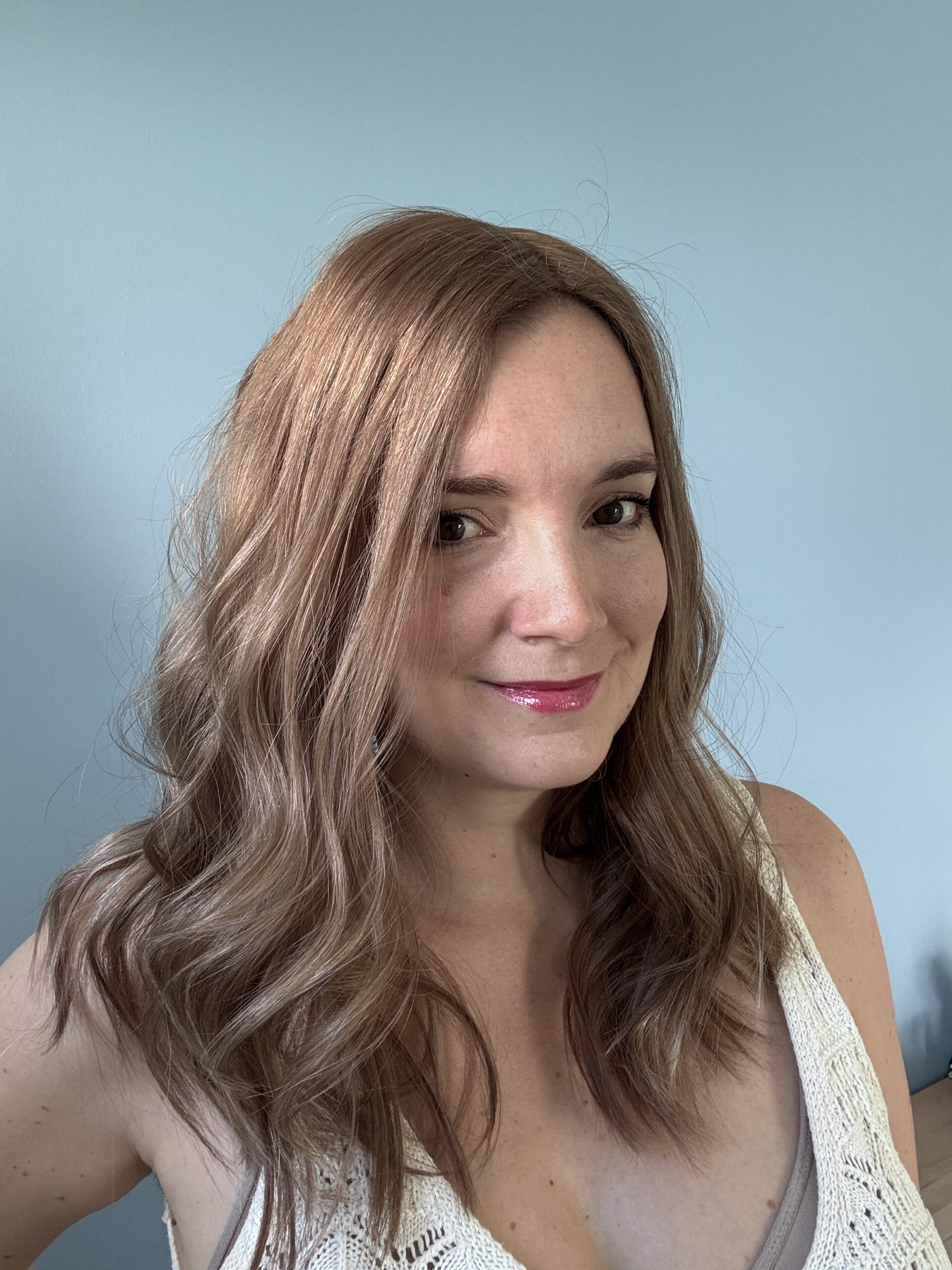 Volumateur capillaire en cheveux naturels blonds clair cendré pour chute de cheveux, cheveux fins et clairsemés et alopécie. Solution alopécie.