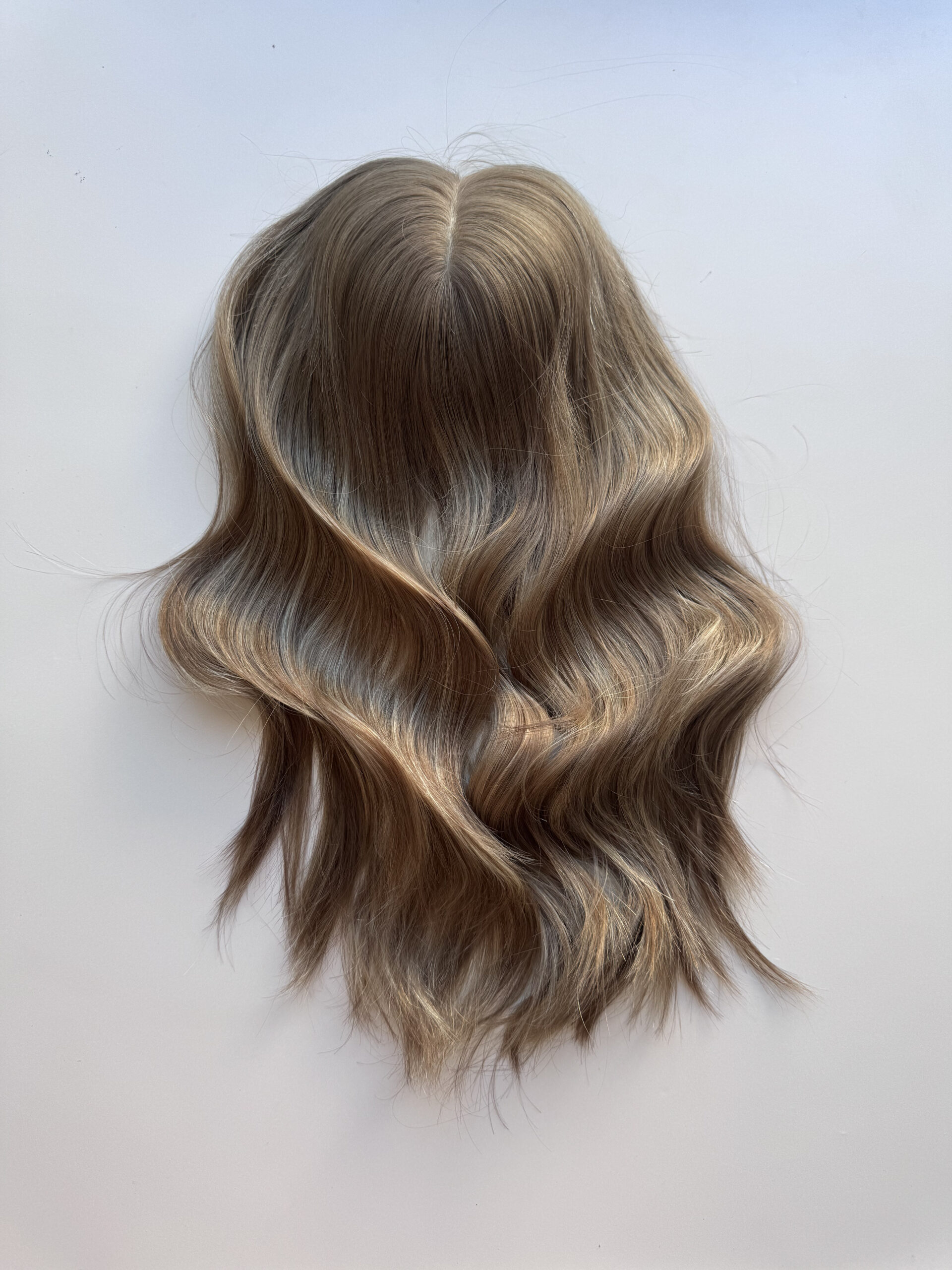 Volumateur capillaire en cheveux naturels blonds clair cendré pour chute de cheveux, cheveux fins et clairsemés et alopécie. Solution alopécie.