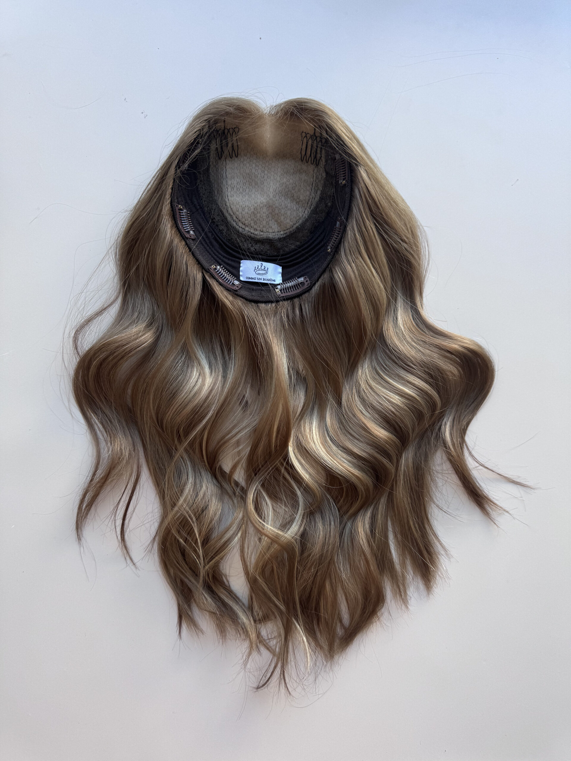 Volumateur capillaire en cheveux naturels blonds clair cendré pour chute de cheveux, cheveux fins et clairsemés et alopécie. Solution alopécie.