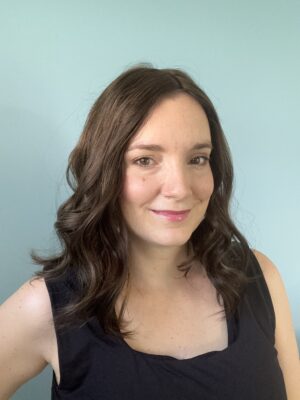 hair topper made from natural Brazilian hair in light ash brown with subtle golden highlights. Ideal for fine hair, androgenetic alopecia, or thinning hair.
