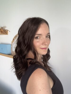Dark brown natural hair topper. Ideal for alopecia, thin or sparse hair. A solution for hair loss.