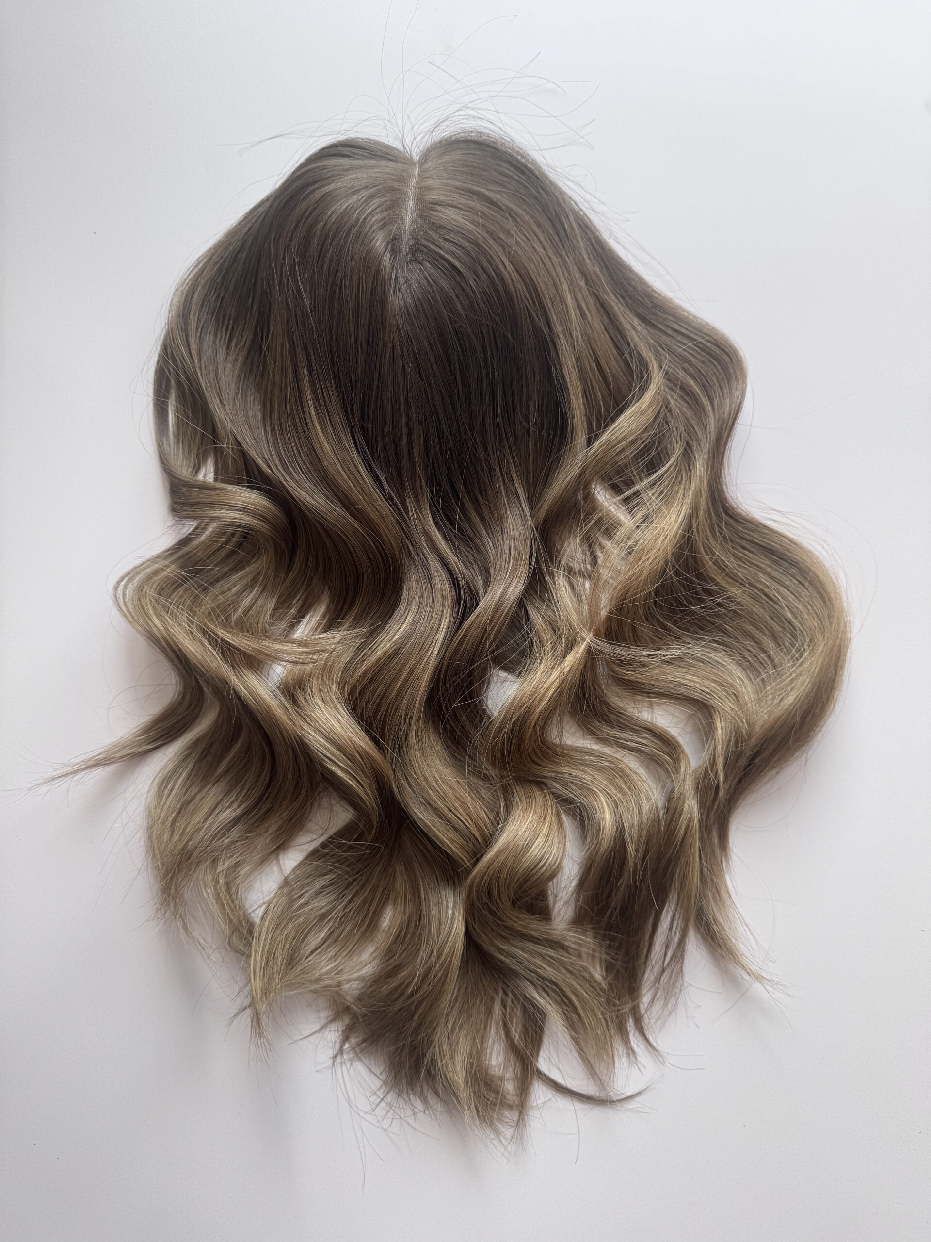 Volumateur capillaire chatain clair cendré au subtil ombré blond. Solution pour chute de cheveux, cheveux fins et clairsemés.