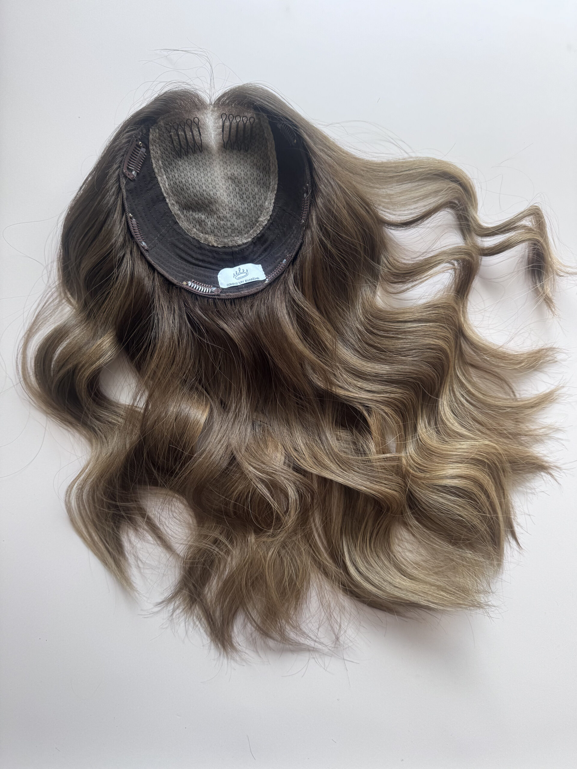Volumateur capillaire chatain clair cendré au subtil ombré blond. Solution pour chute de cheveux, cheveux fins et clairsemés.
