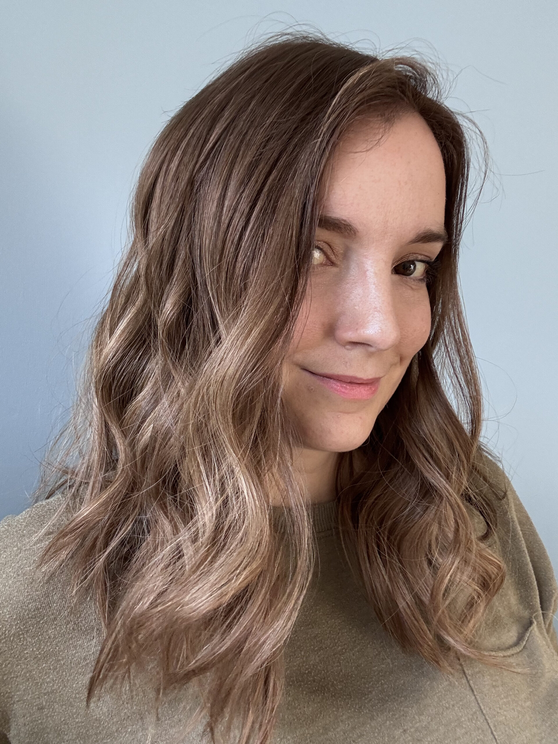 Volumateur capillaire chatain clair cendré au subtil ombré blond. Solution pour chute de cheveux, cheveux fins et clairsemés.