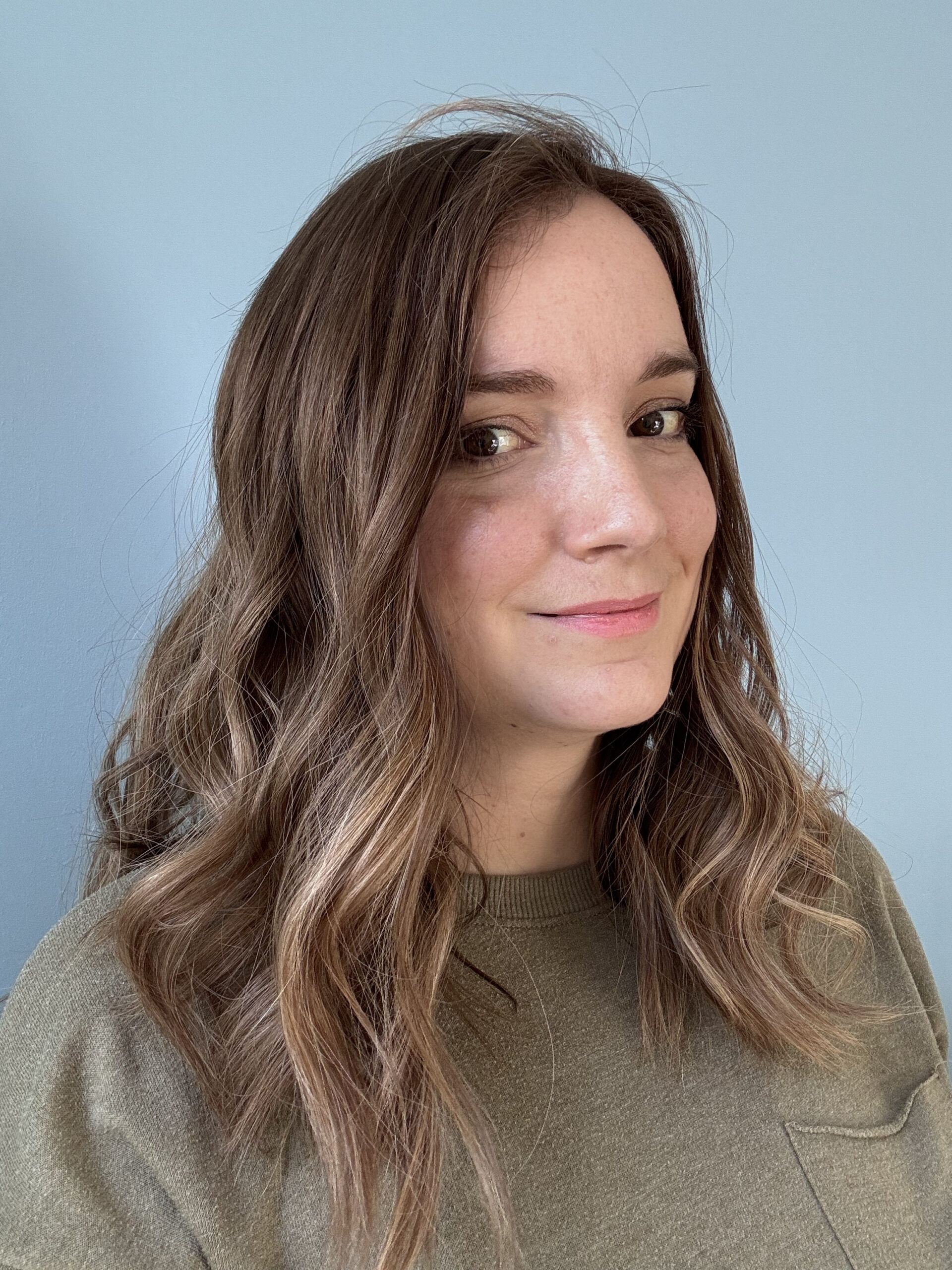 Volumateur capillaire chatain clair cendré au subtil ombré blond. Solution pour chute de cheveux, cheveux fins et clairsemés.