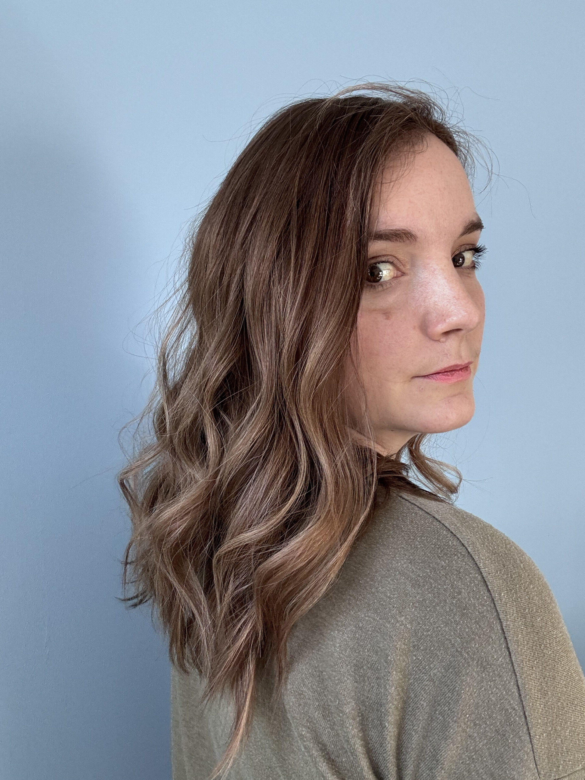 Volumateur capillaire chatain clair cendré au subtil ombré blond. Solution pour chute de cheveux, cheveux fins et clairsemés.