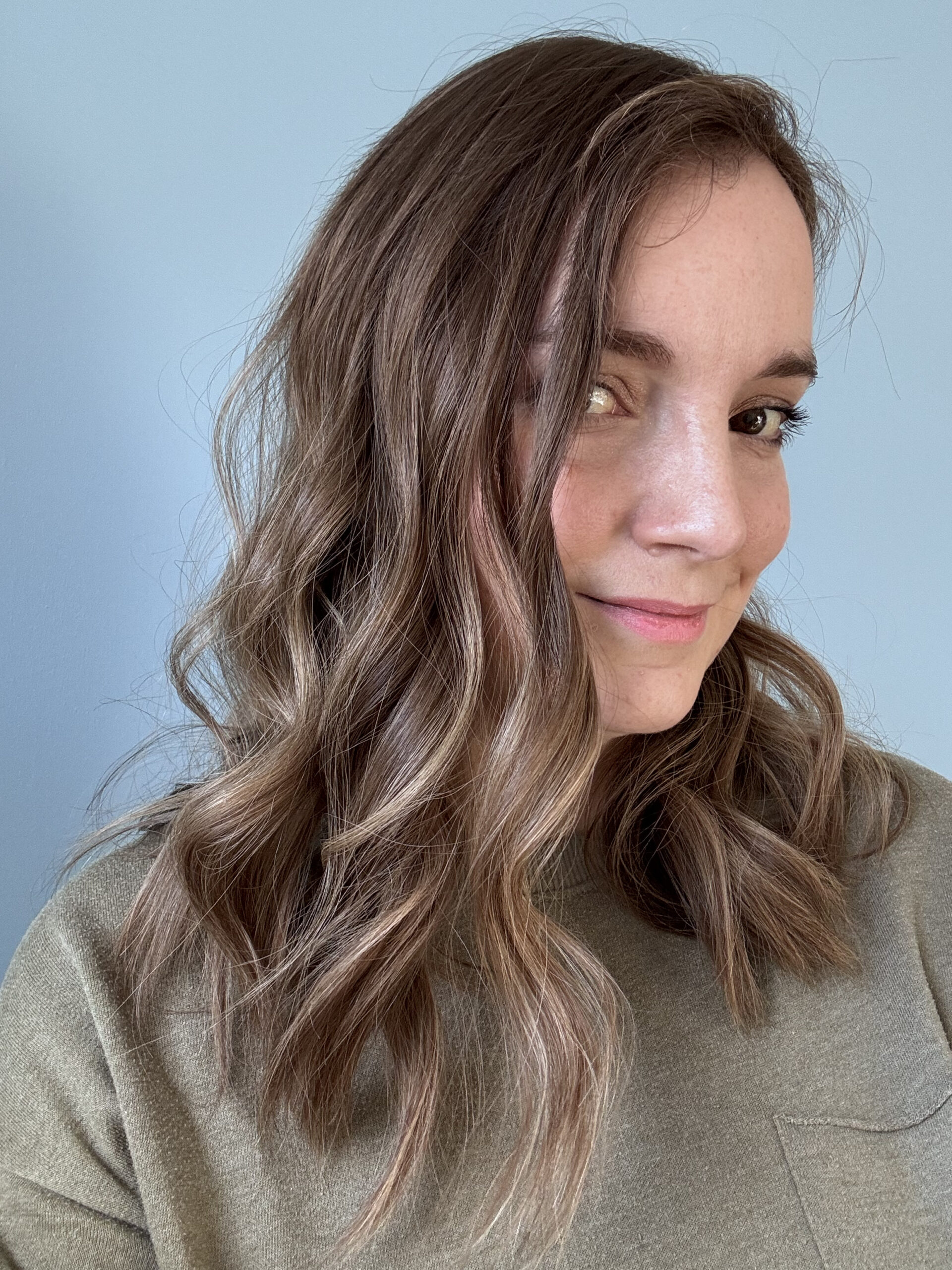Volumateur capillaire chatain clair cendré au subtil ombré blond. Solution pour chute de cheveux, cheveux fins et clairsemés.