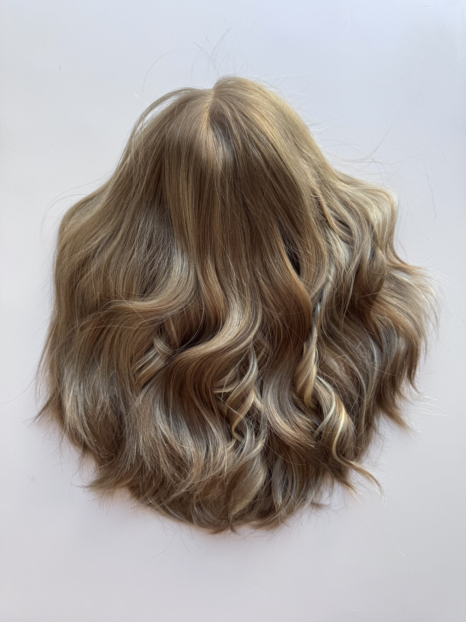 Perruque Gisèle en lace en cheveux naturels brésiliens pour alopécie totale, androgénétique ou cancer.