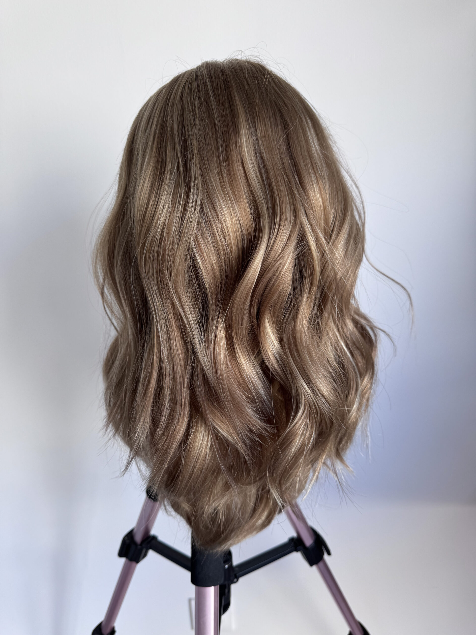 Perruque Gisèle en lace en cheveux naturels brésiliens pour alopécie totale, androgénétique ou cancer.