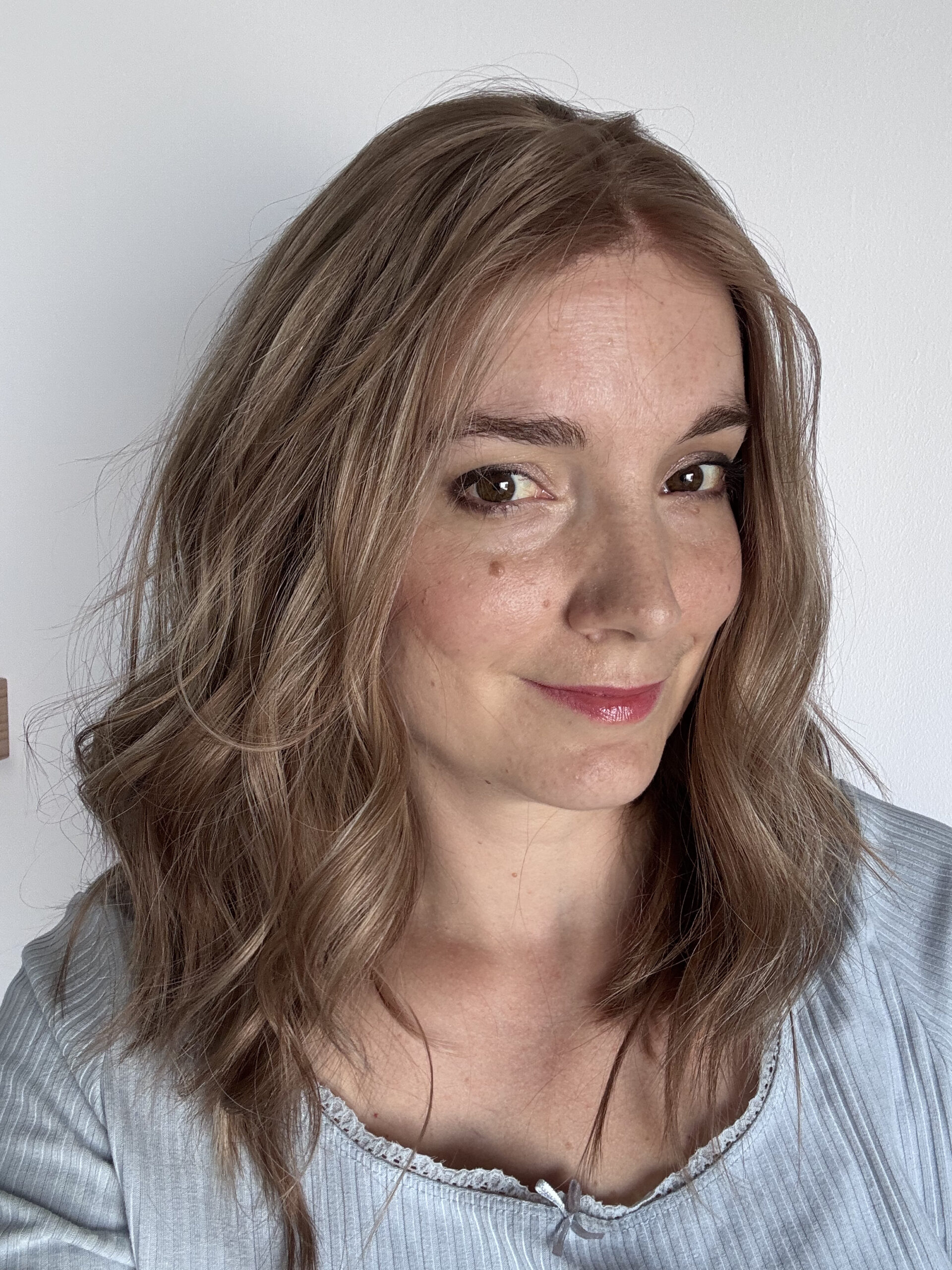 Perruque Gisèle en lace en cheveux naturels brésiliens pour alopécie totale, androgénétique ou cancer.