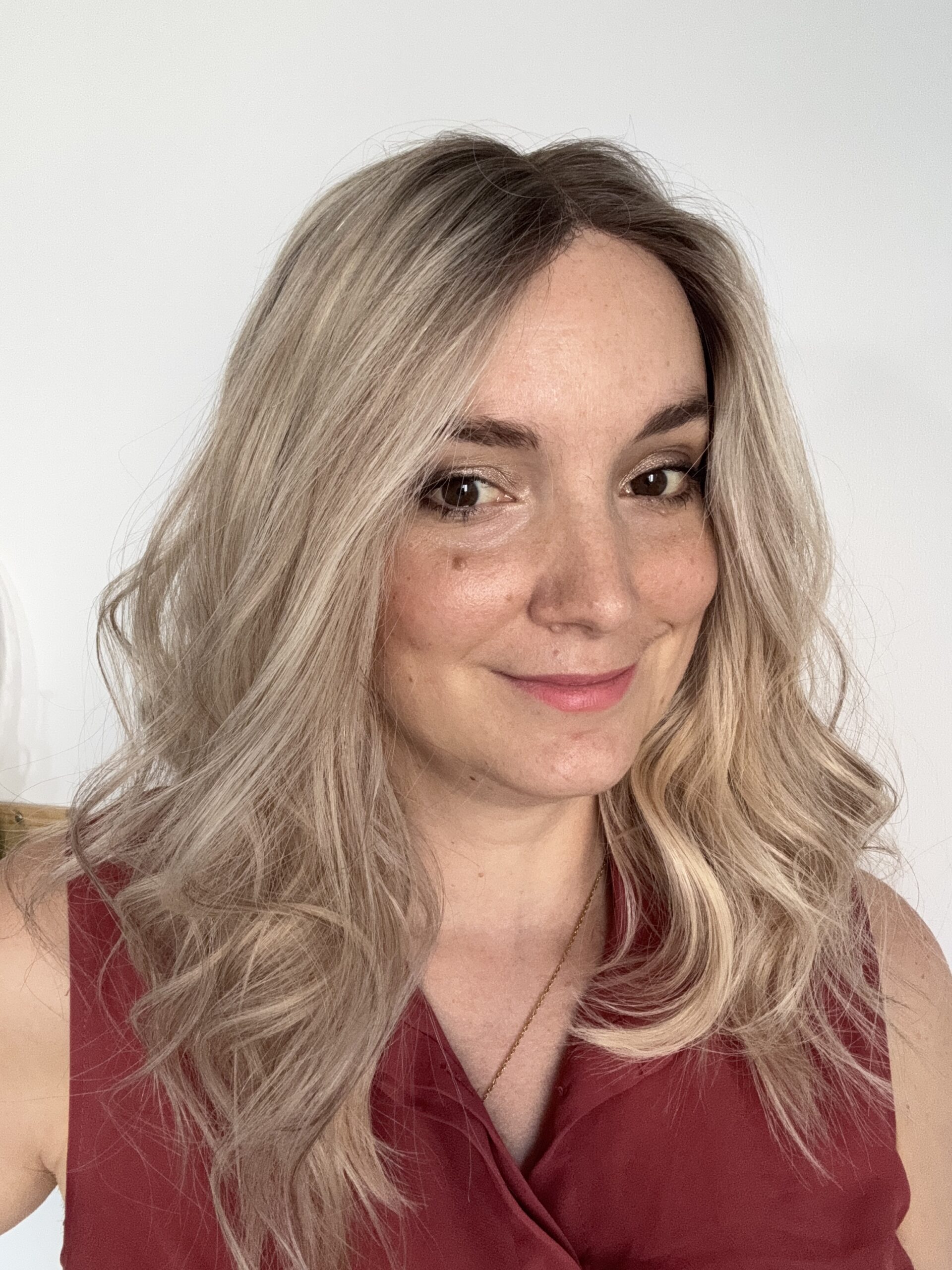 Perruque en lace blond polaire cendrée, idéale pour alopécie avancée, pelade ou alopécie totale.