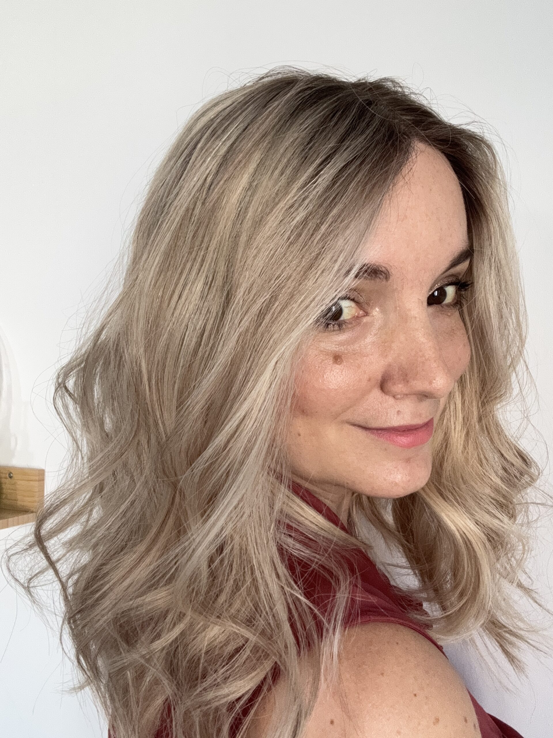 Perruque en lace blond polaire cendrée, idéale pour alopécie avancée, pelade ou alopécie totale.