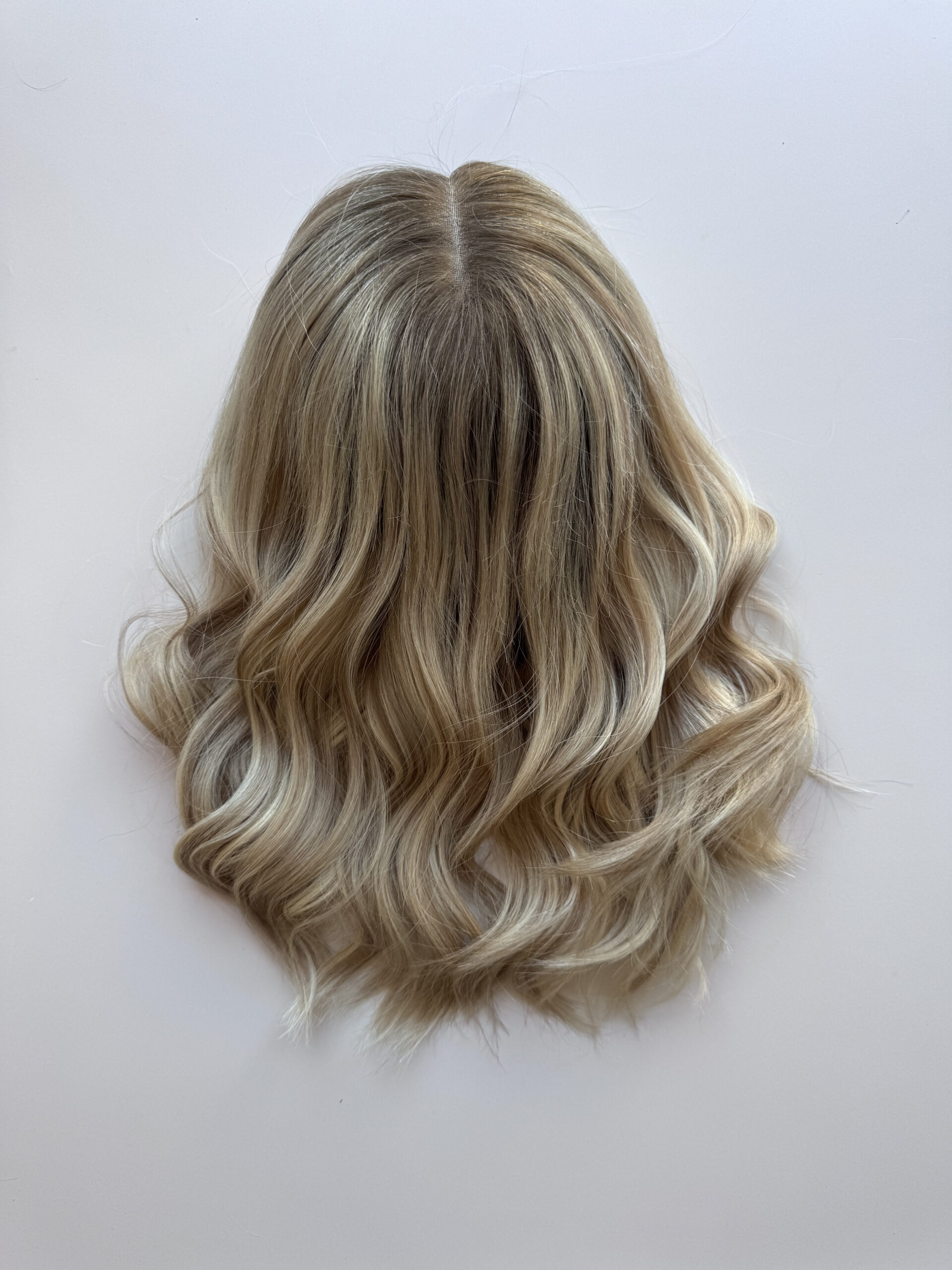 Perruque en lace blond polaire cendrée, idéale pour alopécie avancée, pelade ou alopécie totale.