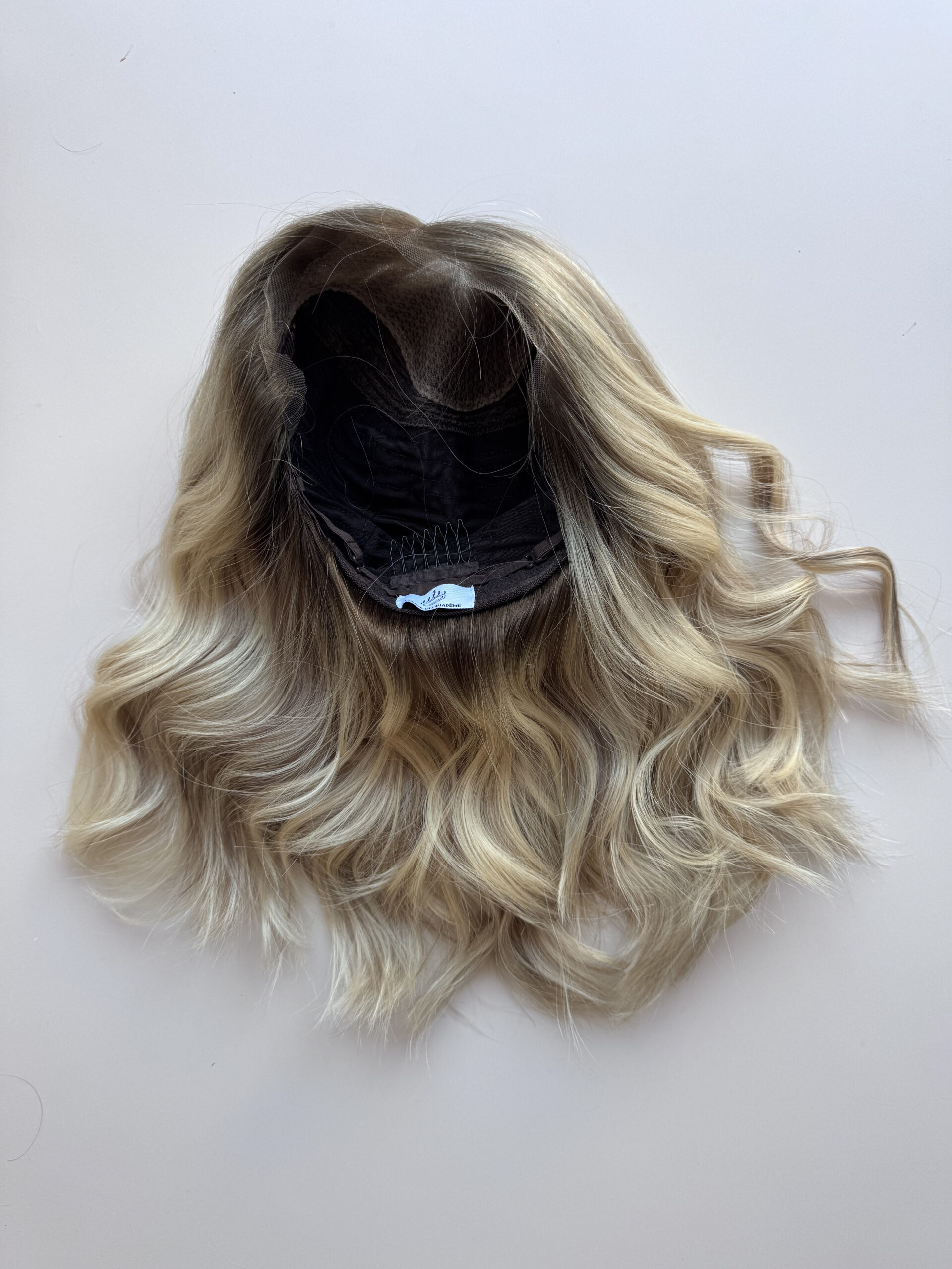 Perruque en lace blond polaire cendrée, idéale pour alopécie avancée, pelade ou alopécie totale.