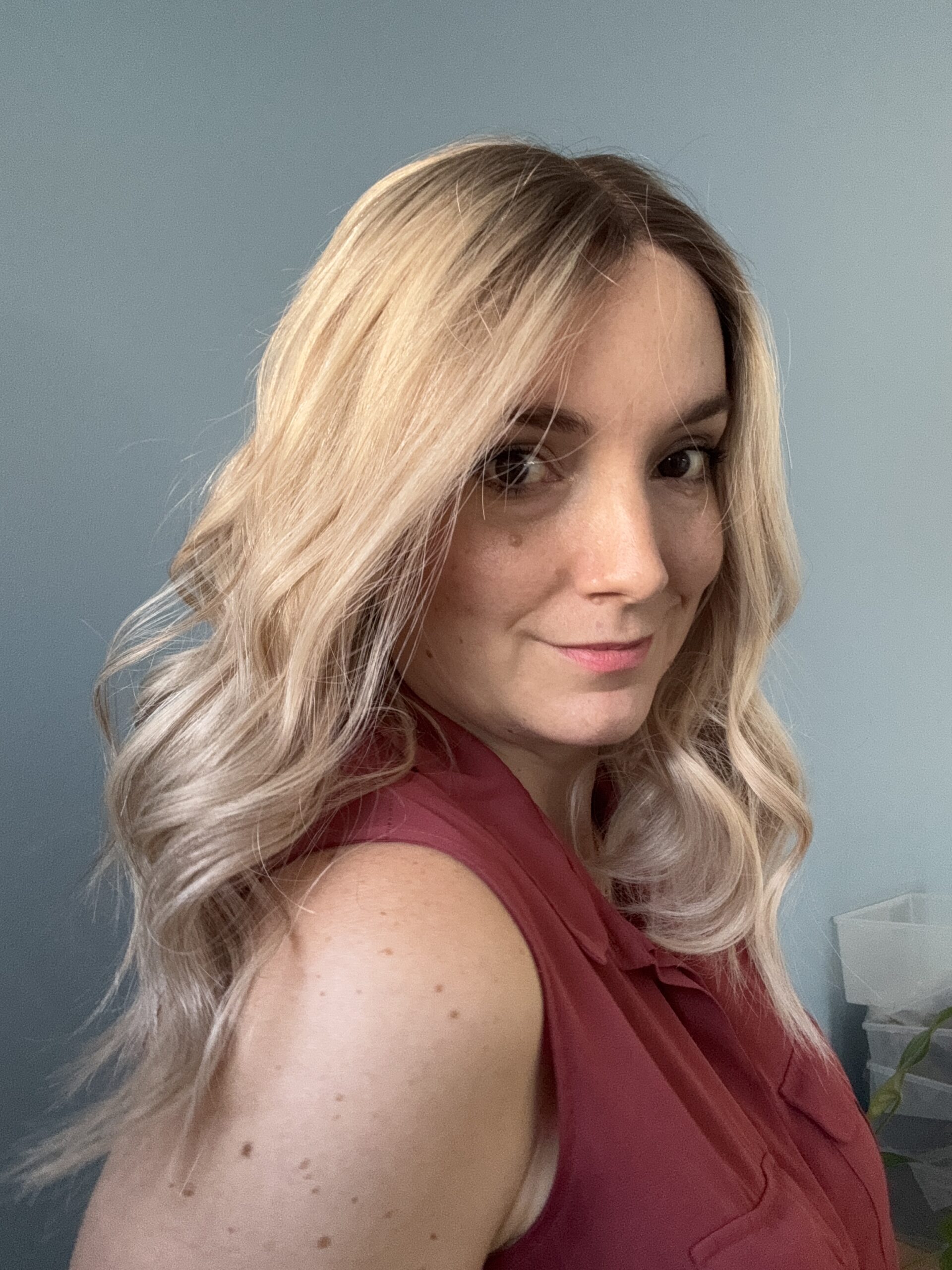 Perruque en lace blond polaire cendrée, idéale pour alopécie avancée, pelade ou alopécie totale.