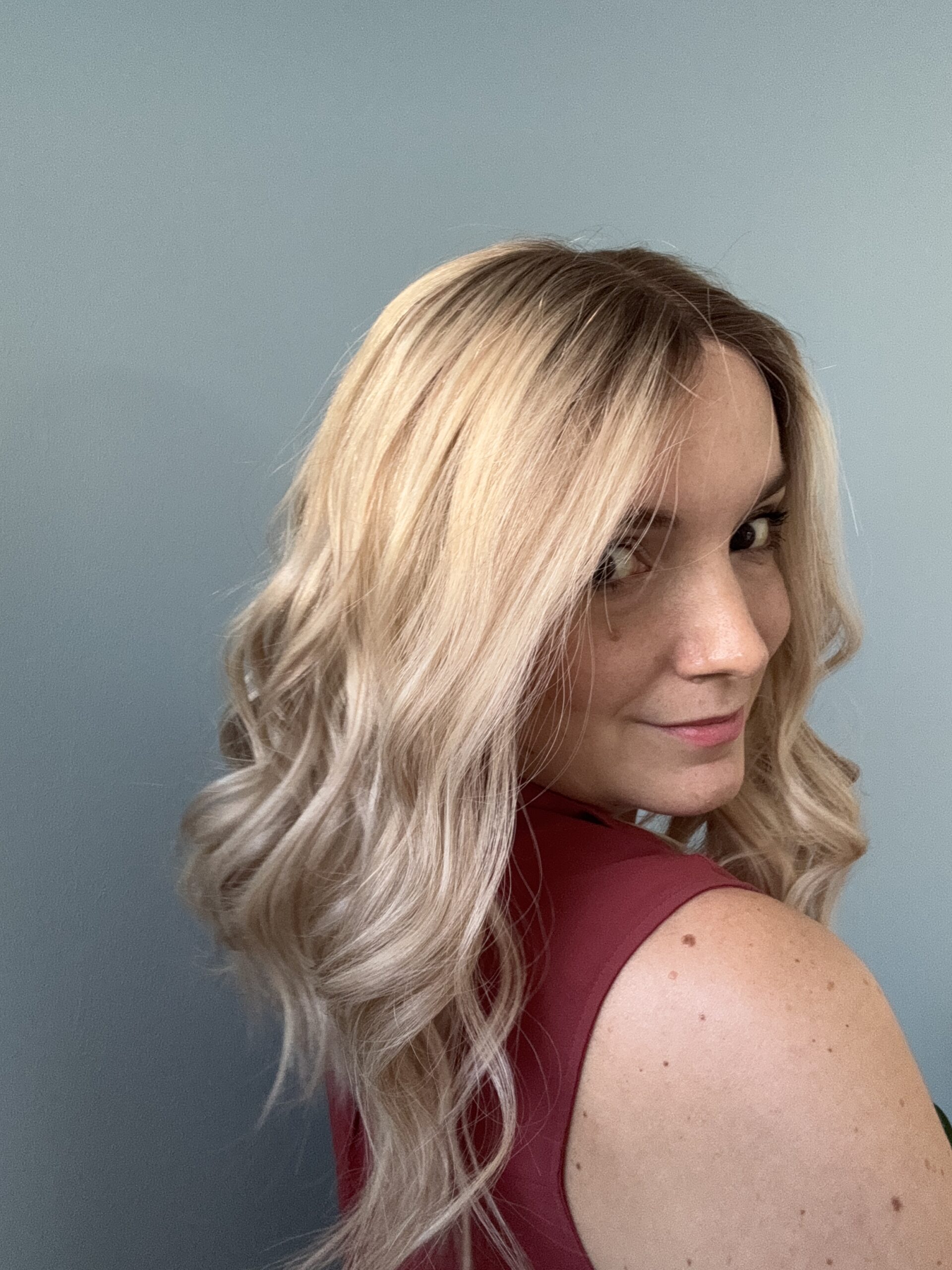 Perruque en lace blond polaire cendrée, idéale pour alopécie avancée, pelade ou alopécie totale.