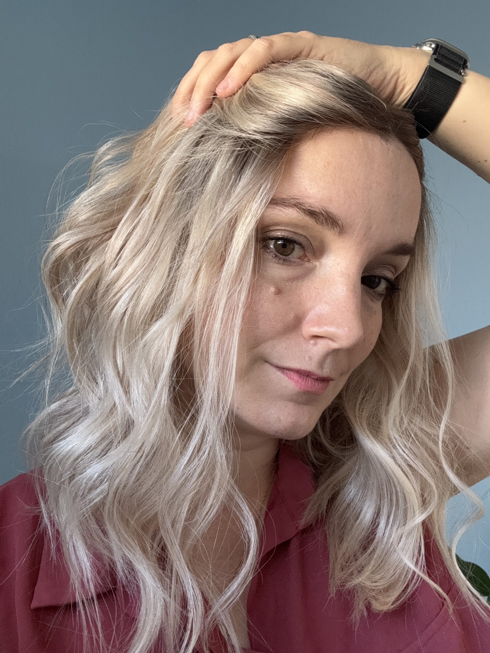 Perruque en lace blond polaire cendrée, idéale pour alopécie avancée, pelade ou alopécie totale.