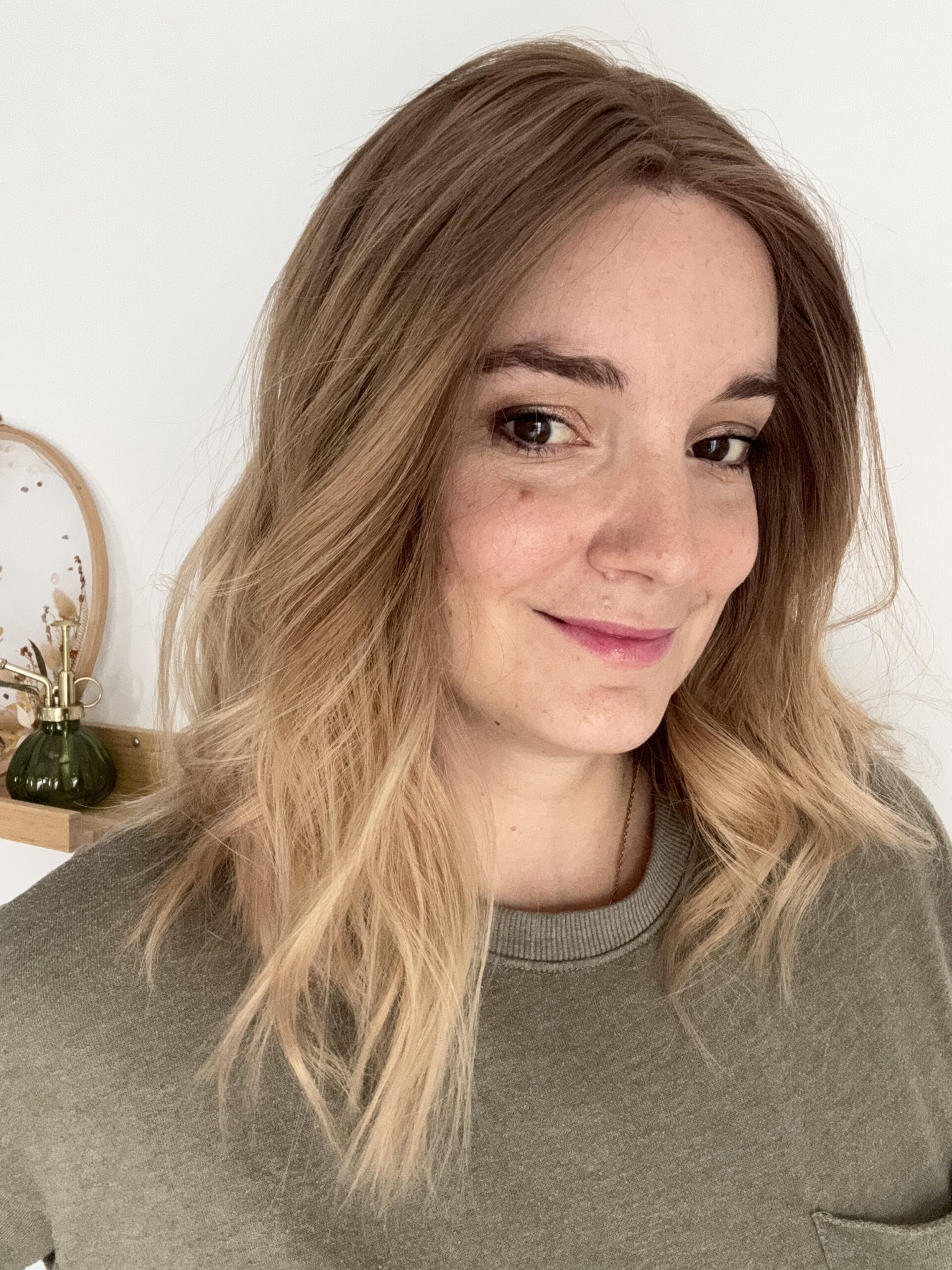 Volumateur capillaire blond beige légèrement ombré pour alopécie androgénétique ou cheveux fins.