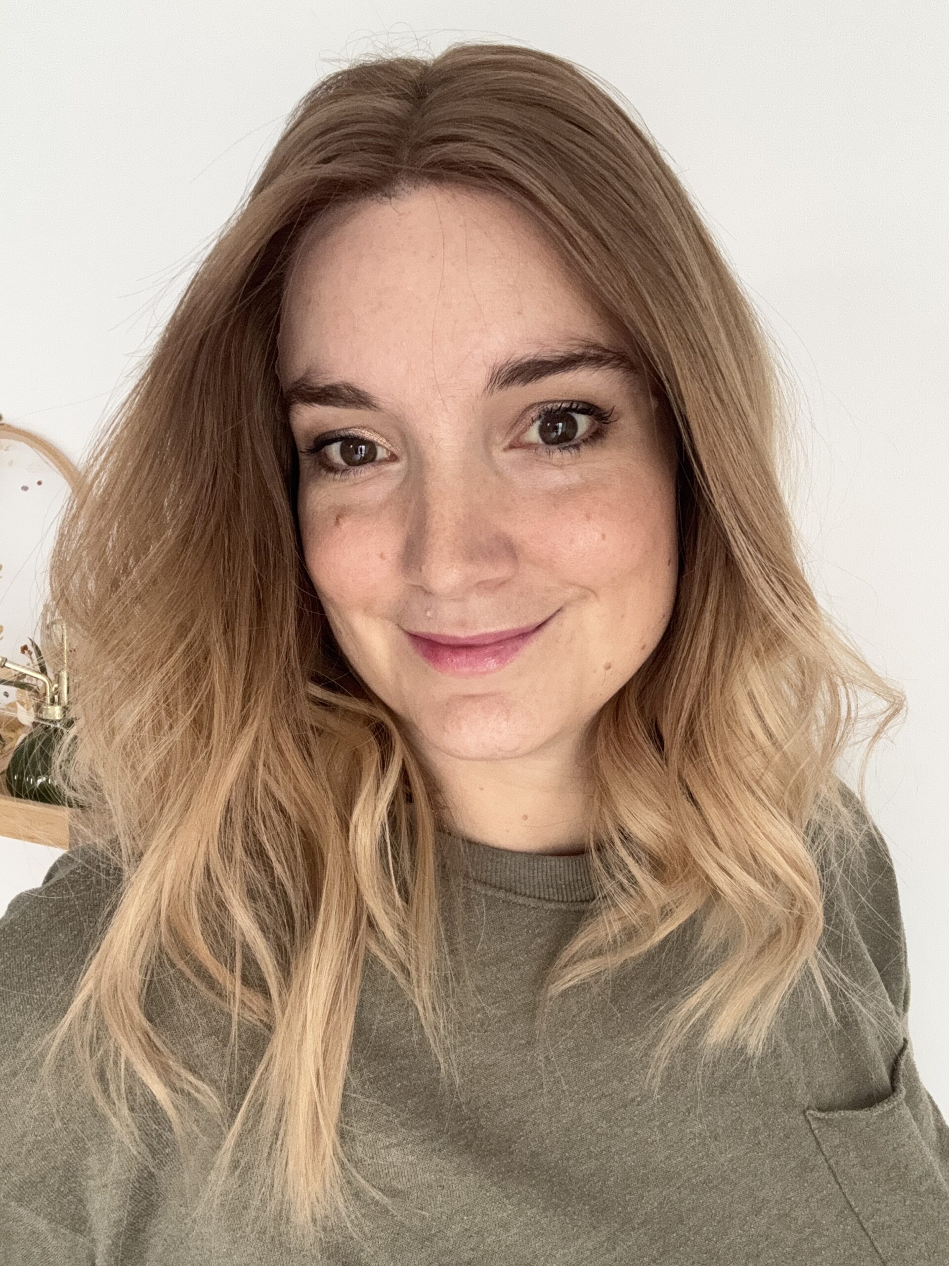 Volumateur capillaire blond beige légèrement ombré pour alopécie androgénétique ou cheveux fins.
