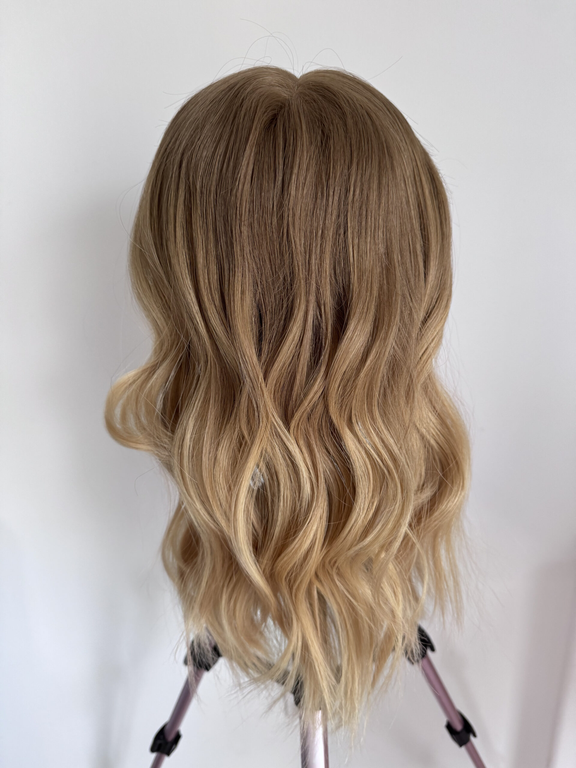 Volumateur capillaire blond beige légèrement ombré pour alopécie androgénétique ou cheveux fins.