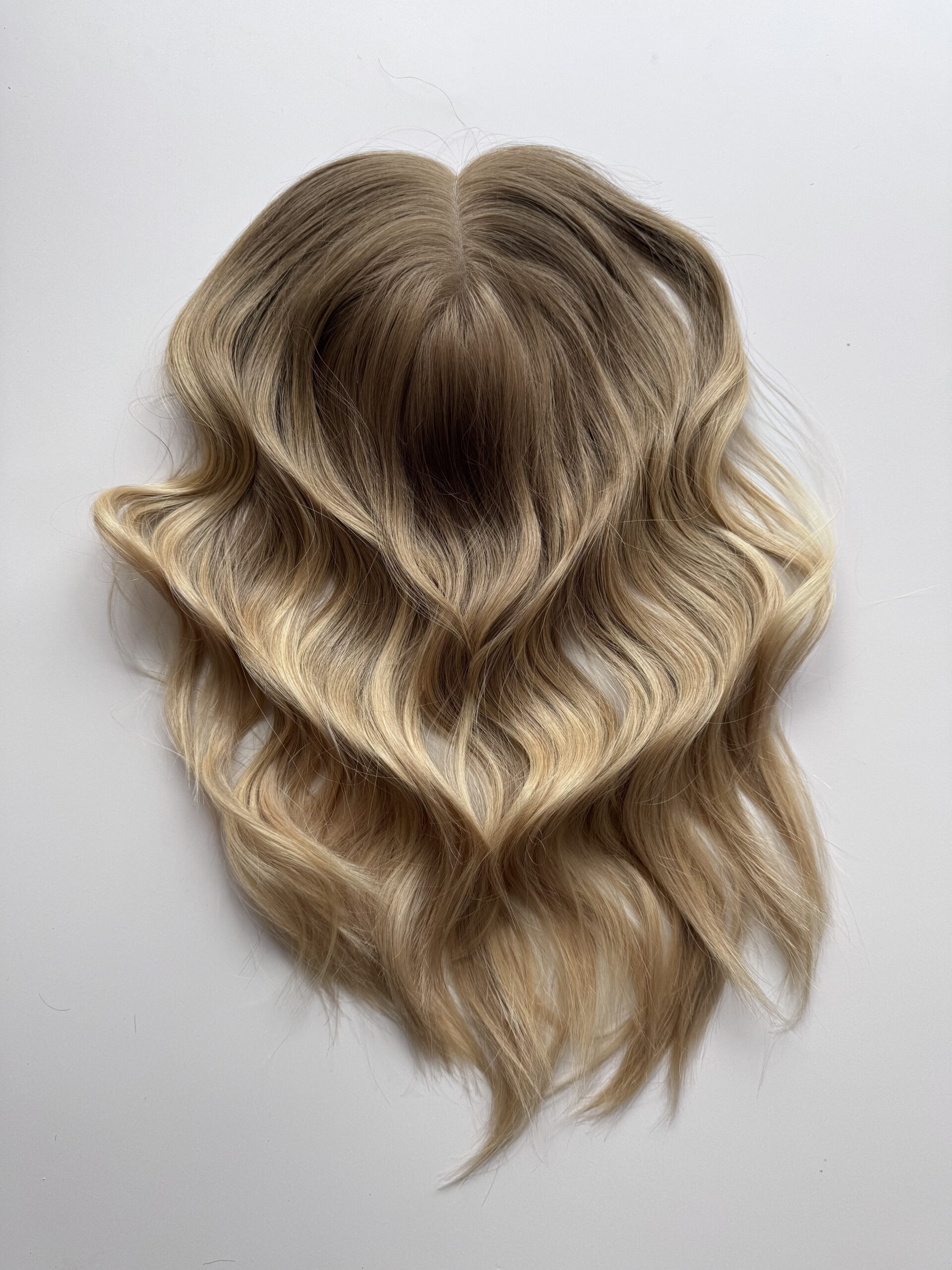 Volumateur capillaire blond beige légèrement ombré pour alopécie androgénétique ou cheveux fins.
