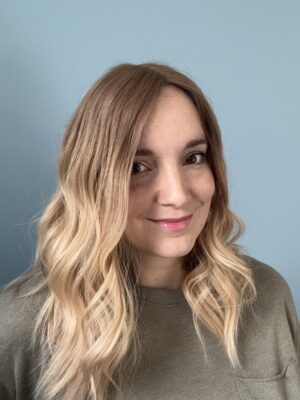 Volumateur capillaire blond beige légèrement ombré pour alopécie androgénétique ou cheveux fins.