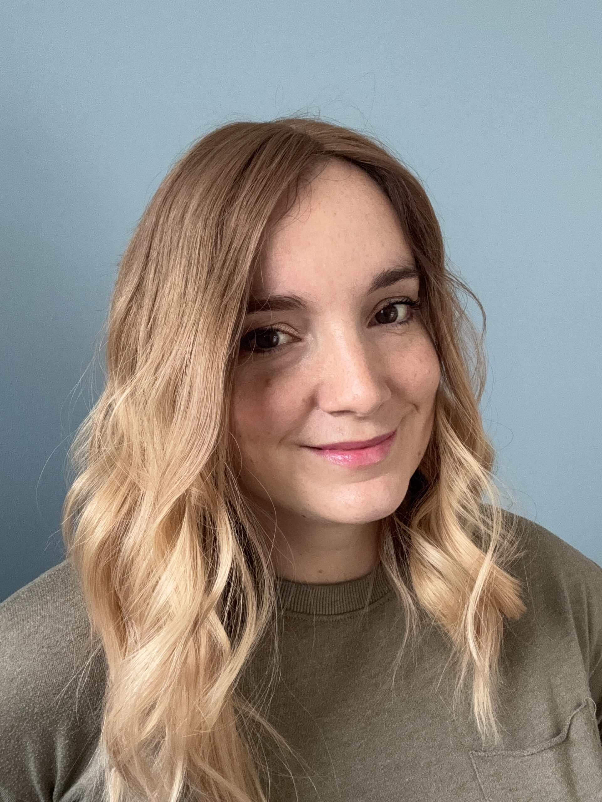 Volumateur capillaire blond beige légèrement ombré pour alopécie androgénétique ou cheveux fins.