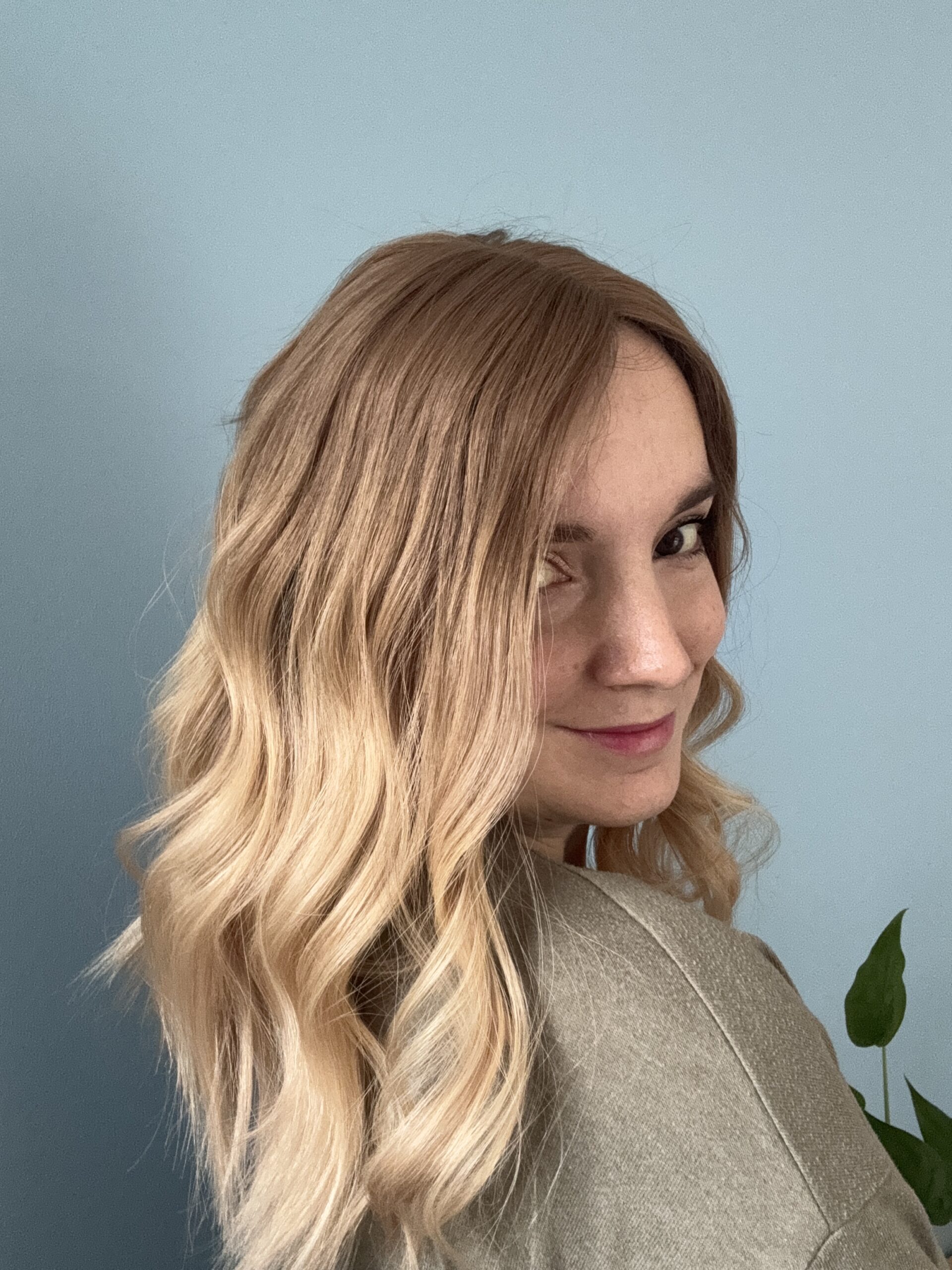 Volumateur capillaire blond beige légèrement ombré pour alopécie androgénétique ou cheveux fins.
