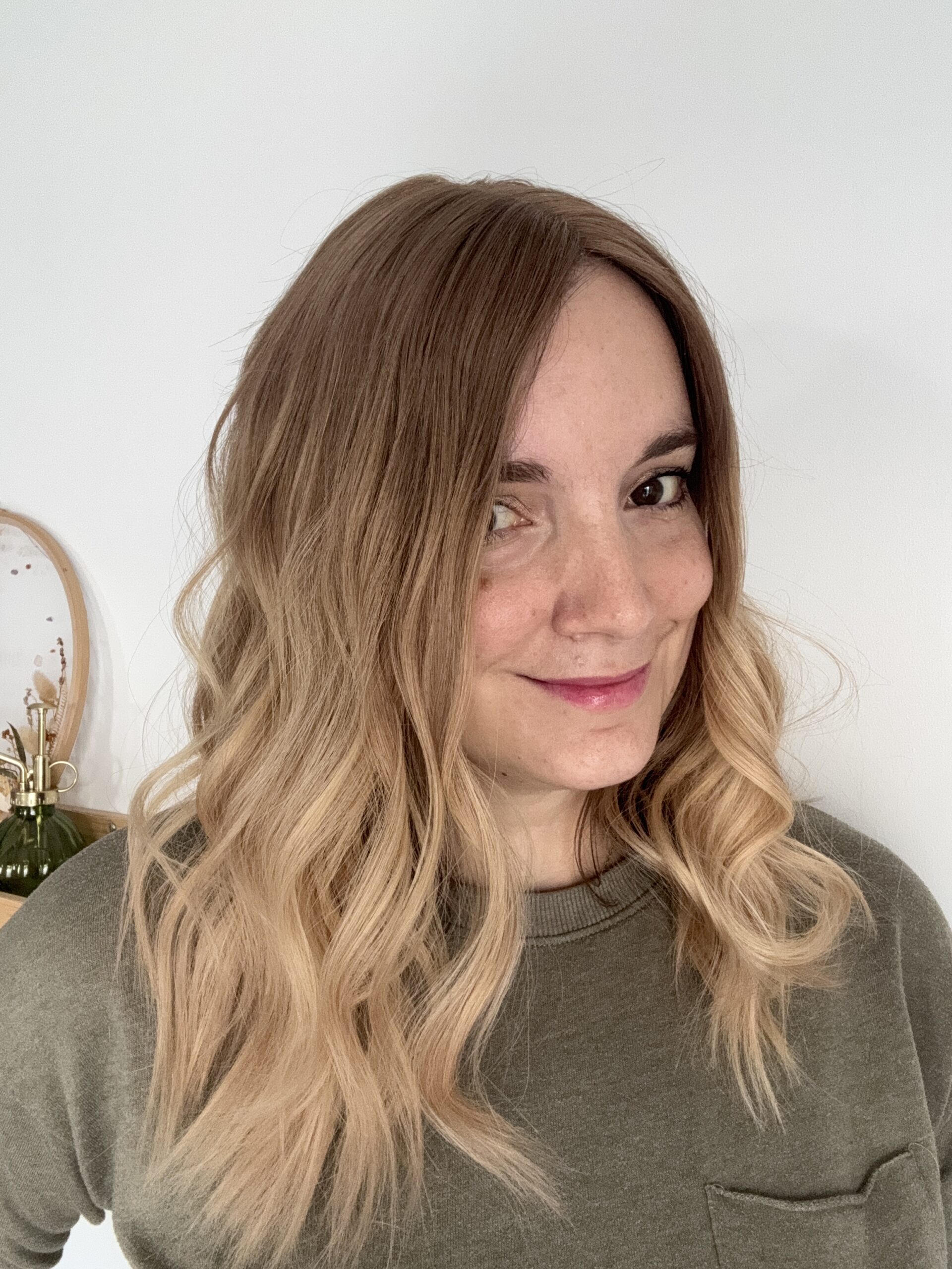 Volumateur capillaire blond beige légèrement ombré pour alopécie androgénétique ou cheveux fins.