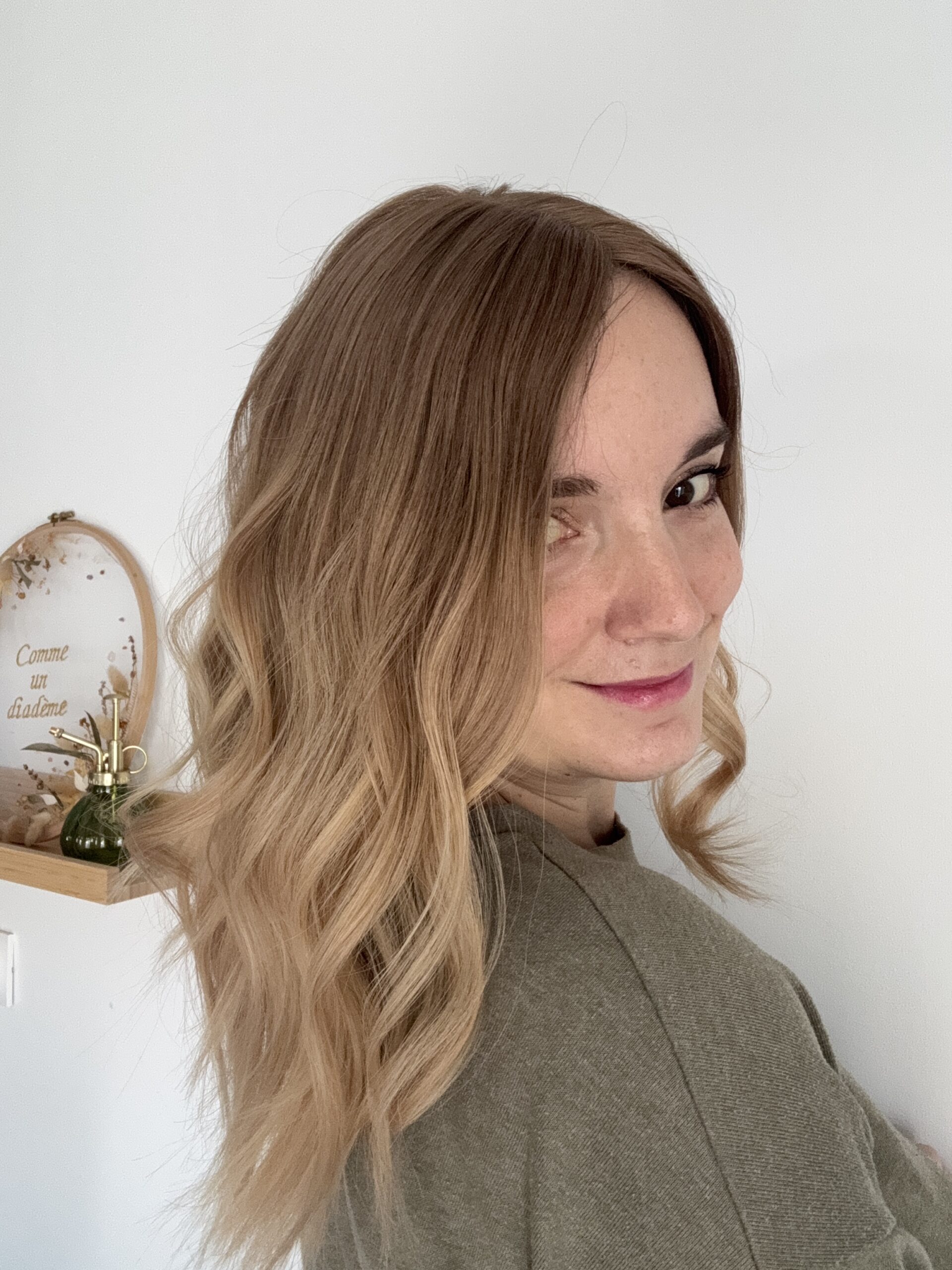 Volumateur capillaire blond beige légèrement ombré pour alopécie androgénétique ou cheveux fins.