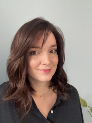 Perruque lace wig haut de gamme en cheveux naturels châtain foncé. Solution pour alopécie, perte de cheveux et chute de cheveux.