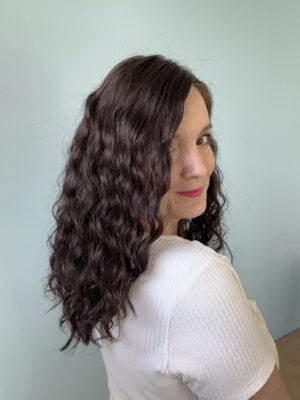 Volumateur capillaire chatain foncé bouclé en cheveux naturels. Idéale pour alopécie, cheveux fins et clairsemés ou manque de densité.